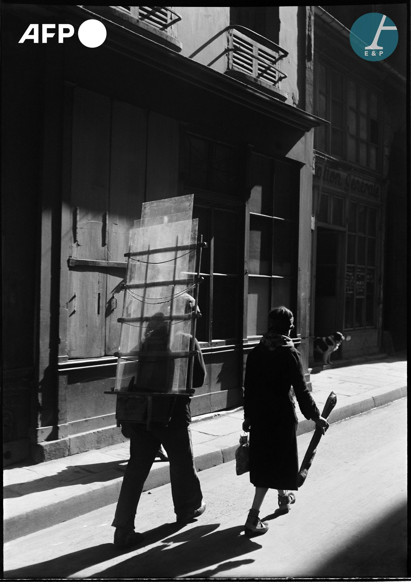 Null 
AFP


1945年6月，巴黎街头的一名玻璃工。 


1945年6月，巴黎街道上的一名玻璃工。 




银色印刷在巴里塔纸上，来自一个数字文件&hellip;