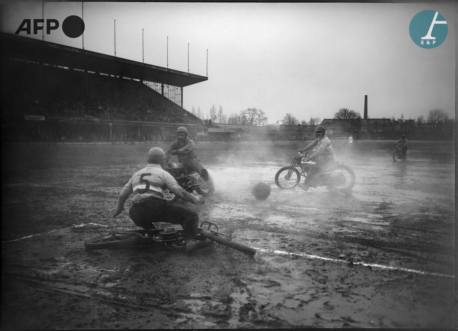 Null 
AFP





Joueurs à moto lors d’un match de motoball à Courbevoie, 1952.


&hellip;