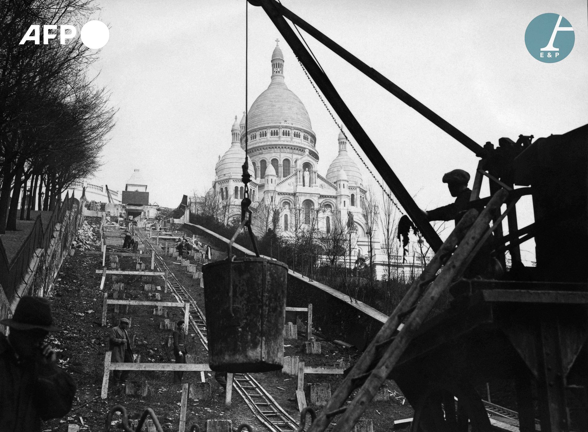 Null AFP

正在翻修蒙马特缆车的工人。1934年，巴黎。

建筑工人在翻修蒙马特缆车。1934年，巴黎。

巴里塔纸上的银色印刷品，来自数字文件（黑白兰&hellip;