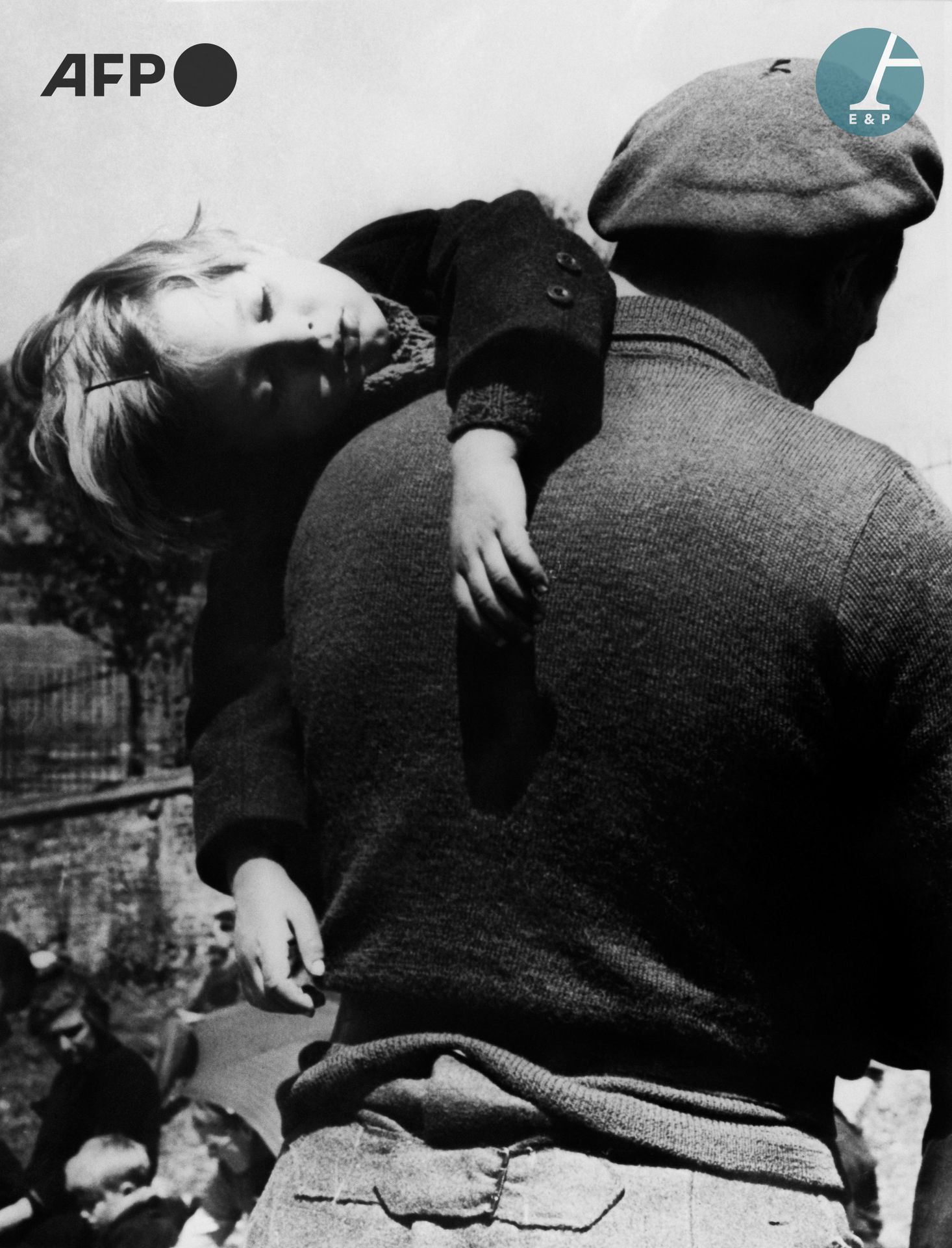 Null AFP

French refugee with his daughter trying to escape German troops and bo&hellip;