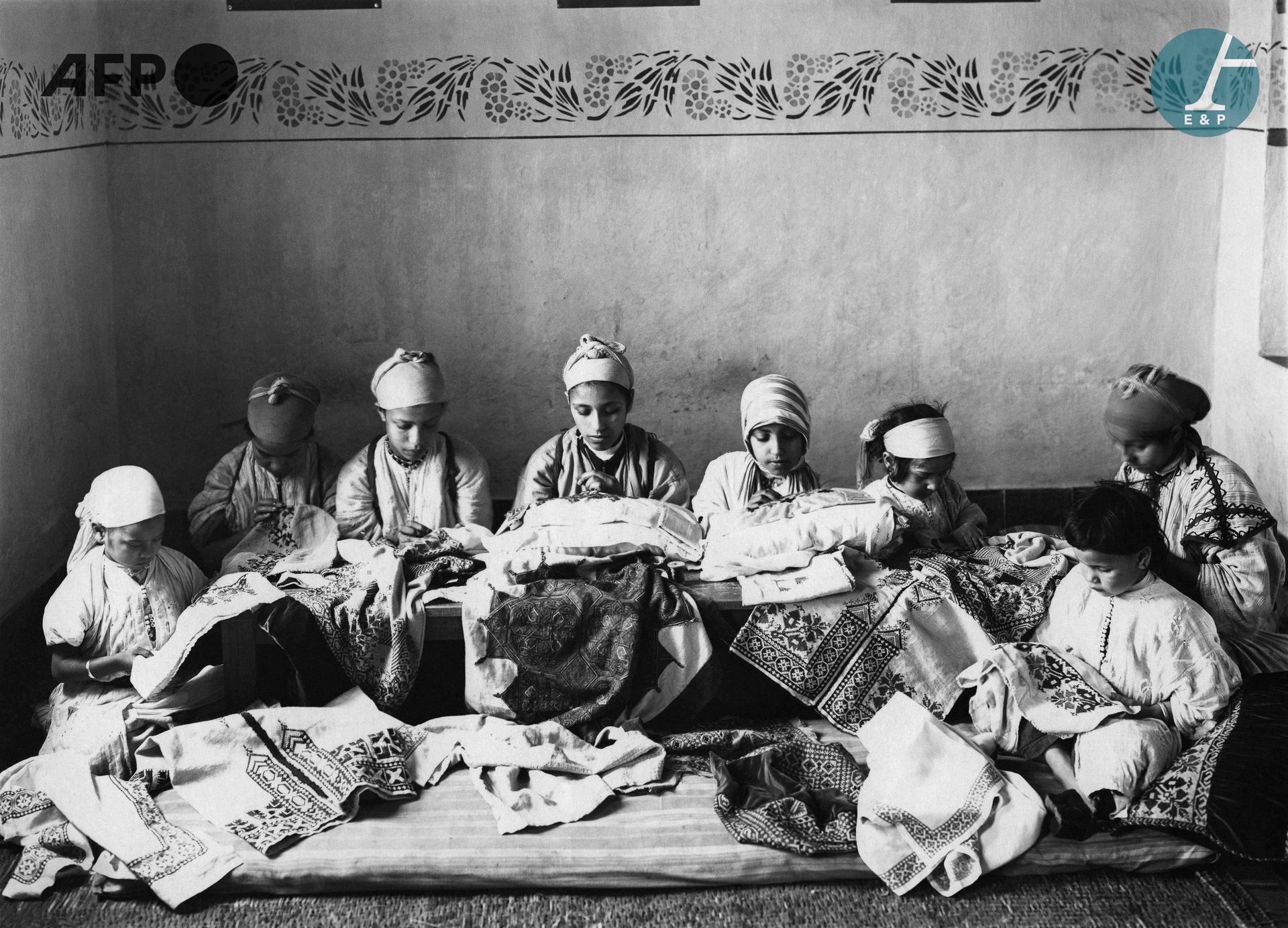 Null AFP

在纺织车间工作的年轻刺绣工人。摩洛哥，1930年代。

在一个纺织车间工作的年轻刺绣者。摩洛哥，1930年代。

巴里塔纸上的银色印刷品，来&hellip;