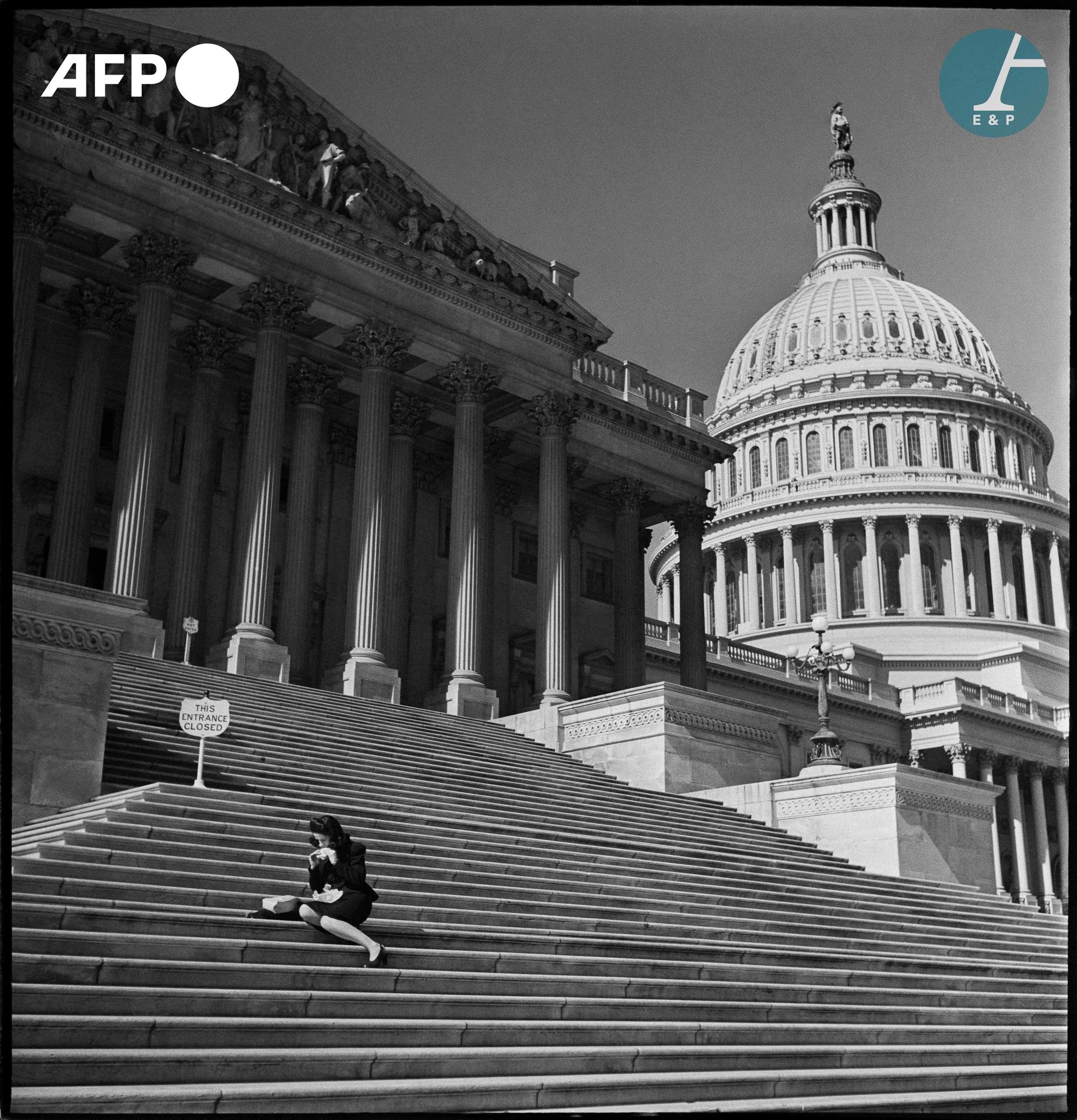 Null 
法新社 - Éric SCHWAB 

一位年轻的女性，《华盛顿邮报》的记者，在国会大厦的台阶上进行午休。1940年代，华盛顿特区。
华盛顿邮报》的&hellip;