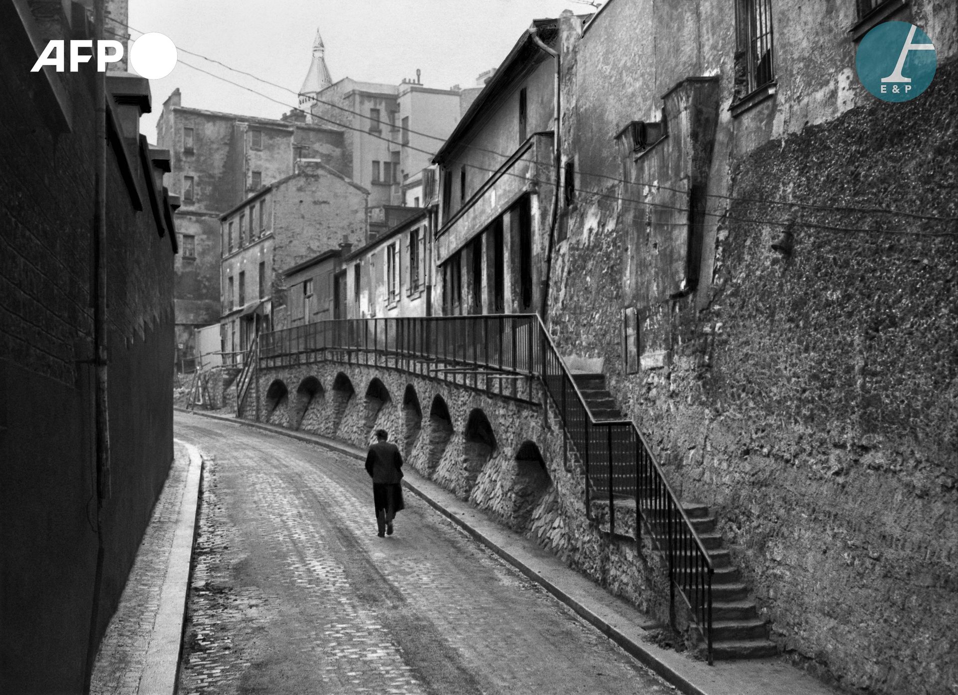 Null AFP

一名男子在第18区的圣文森特街行走。1937年10月，巴黎。

一名男子走在第18区的圣文森特街。1937年10月，巴黎。

巴里塔纸上的银&hellip;