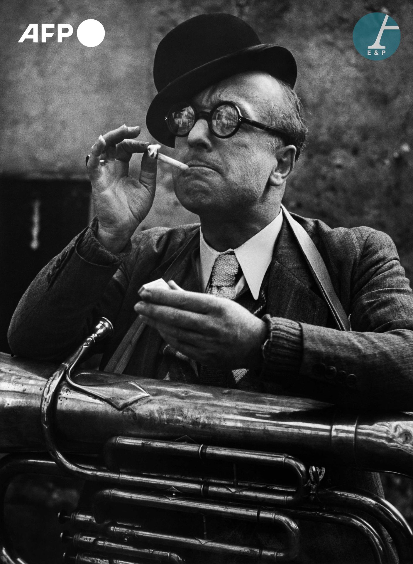 Null AFP

音乐家抽着烟，怀里抱着他的大号，在蒙马特的Tertre广场附近。1930年代，巴黎。

一位音乐家抽着烟，怀里抱着他的大号，在蒙马特的Ter&hellip;