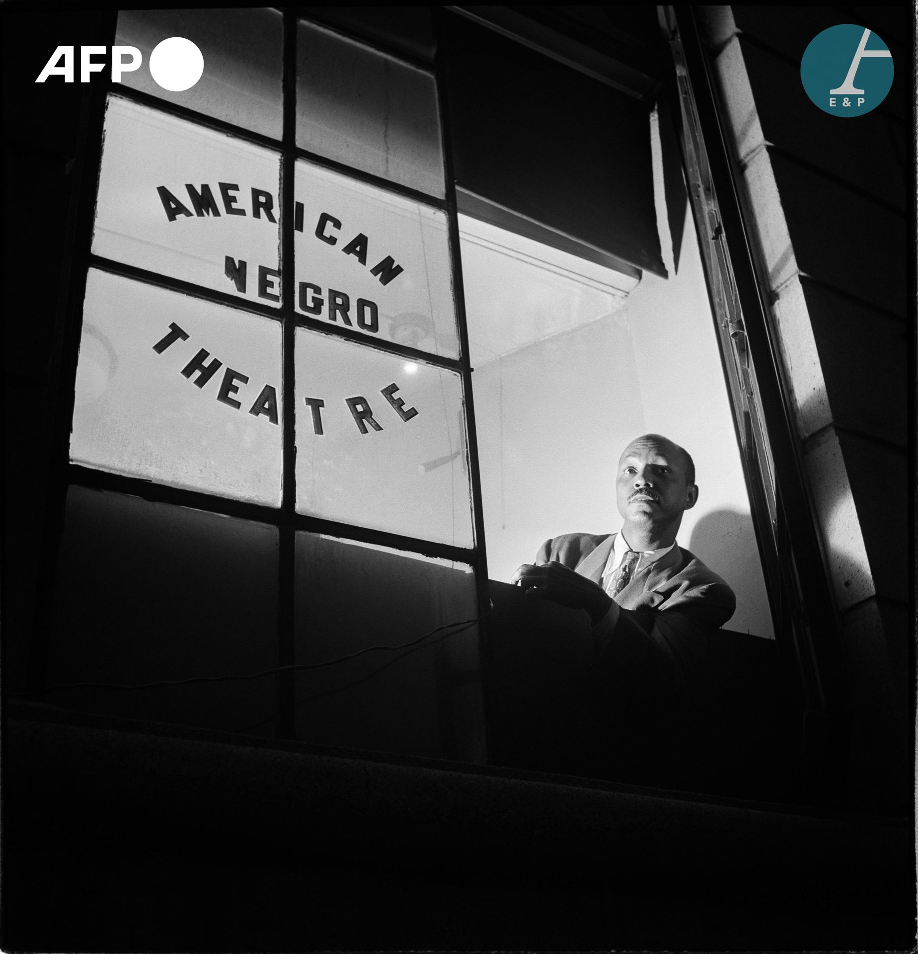 Null 
AFP - Eric SCHWAB




Ein Mann schaut aus dem Fenster des American Negro T&hellip;