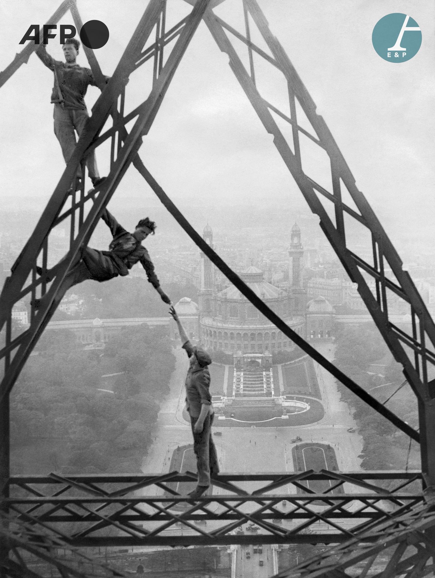 Null AFP

特罗卡德罗宫前的埃菲尔铁塔上的杂技工人，1930年代。

特罗卡德罗宫前的埃菲尔铁塔上的杂技工人，1930年代。

银色印刷在重晶石纸上，来&hellip;