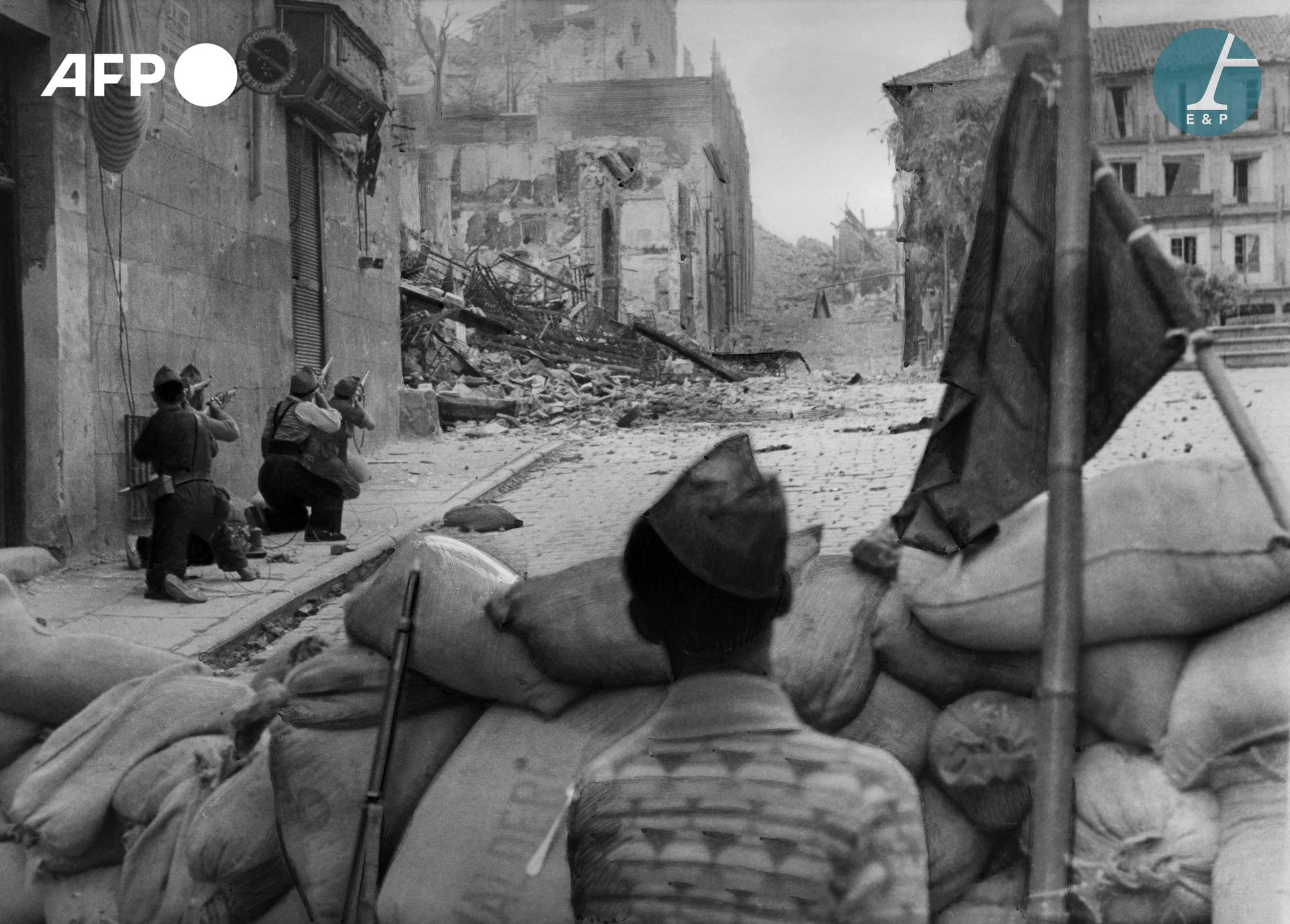 Null AFP

1936年7月，共和党人争夺托莱多的阿尔卡萨，在西班牙内战期间，叛军在这里得到庇护。 

共和党人争夺托莱多的阿尔卡萨，1936年7月，西班&hellip;