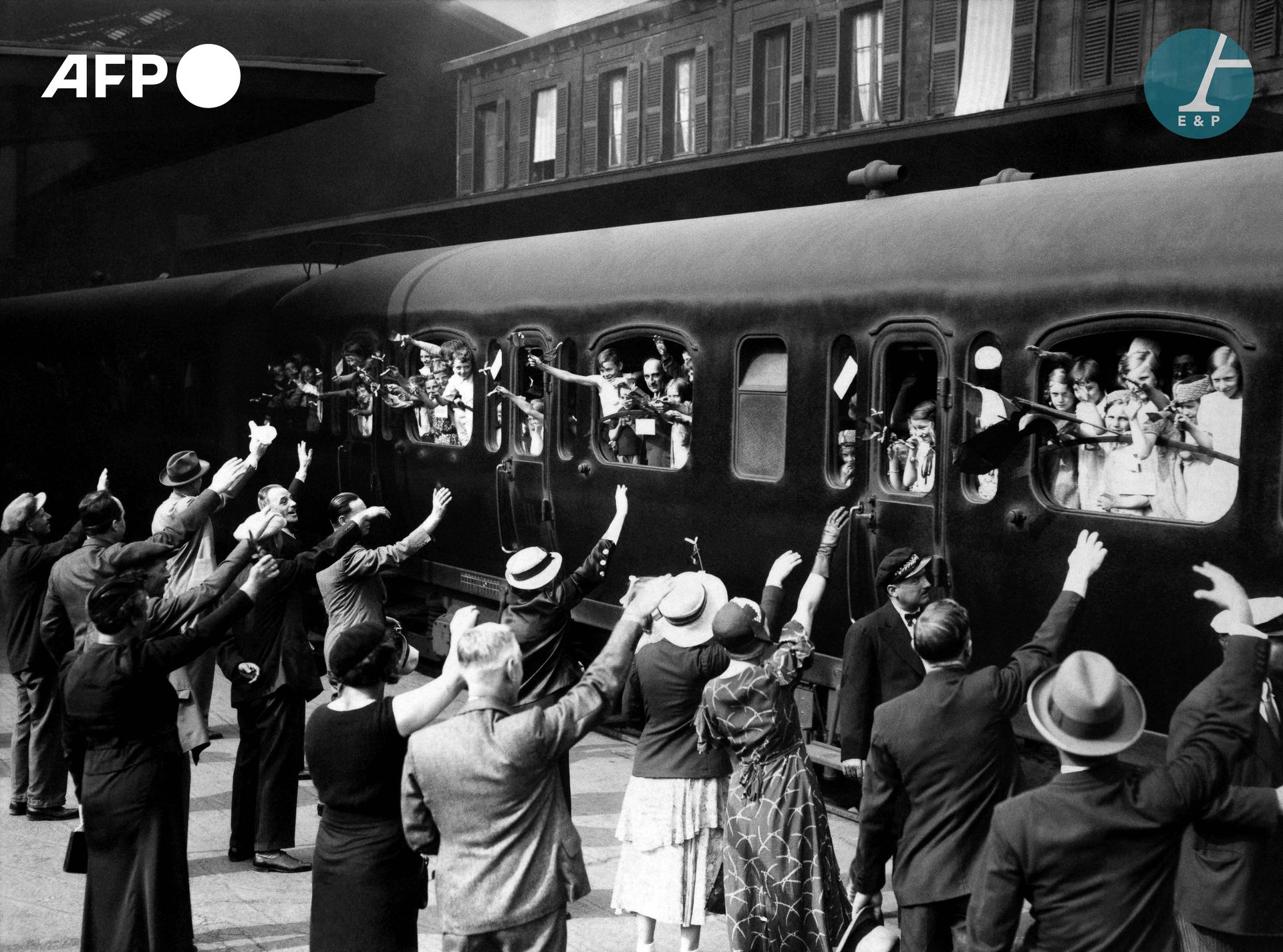 Null AFP

孩子们在车站迎接他们的父母，因为他们登上了过节的火车。1930年代，巴黎。 

孩子们在火车站向他们的父母挥手，因为他们在假期出发时登上了一&hellip;