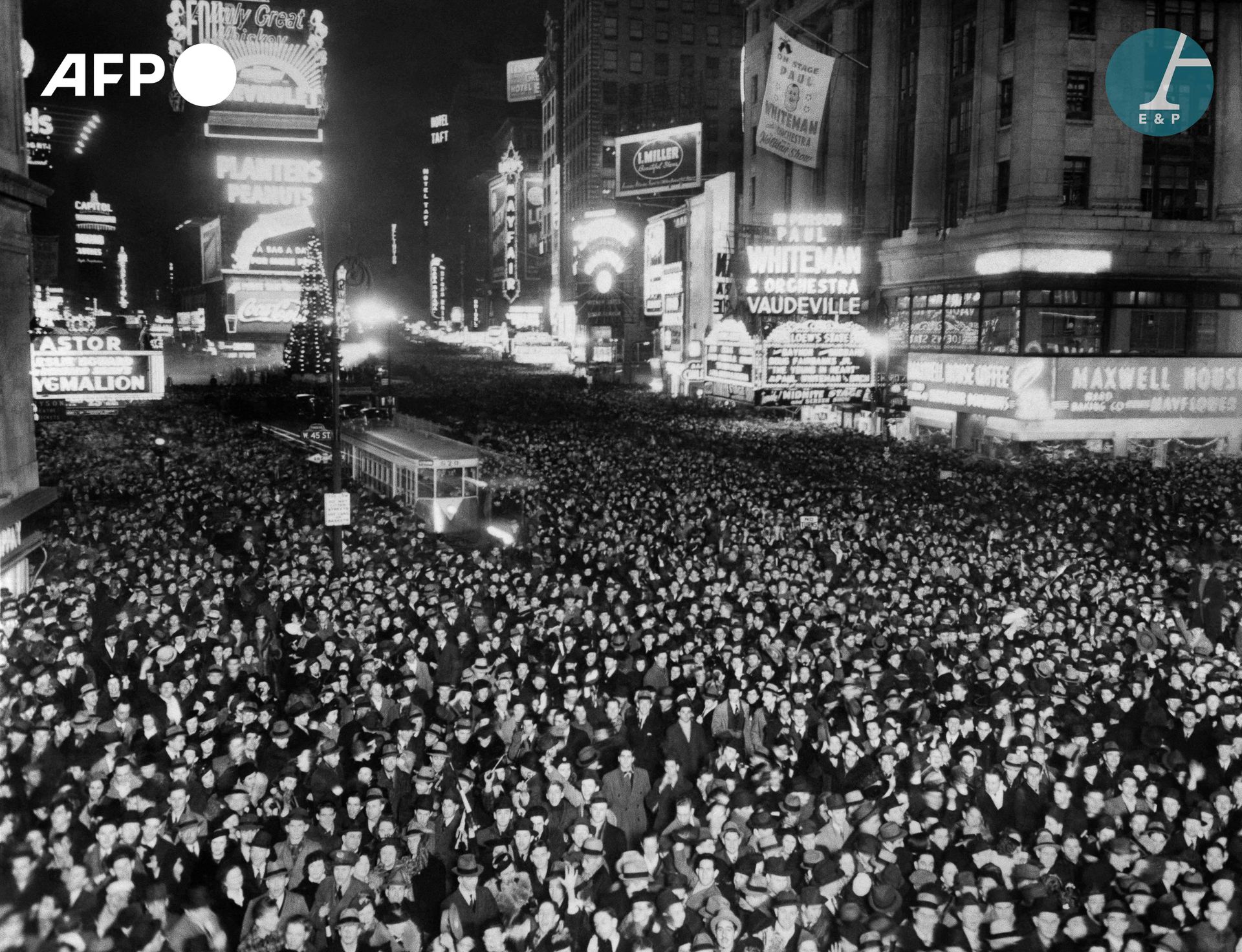 Null AFP

时代广场上庆祝新年的人群。1938年12月31日，纽约。

人们聚集在时代广场，庆祝新年前夕。1938年12月31日，纽约。

银色印刷在巴&hellip;