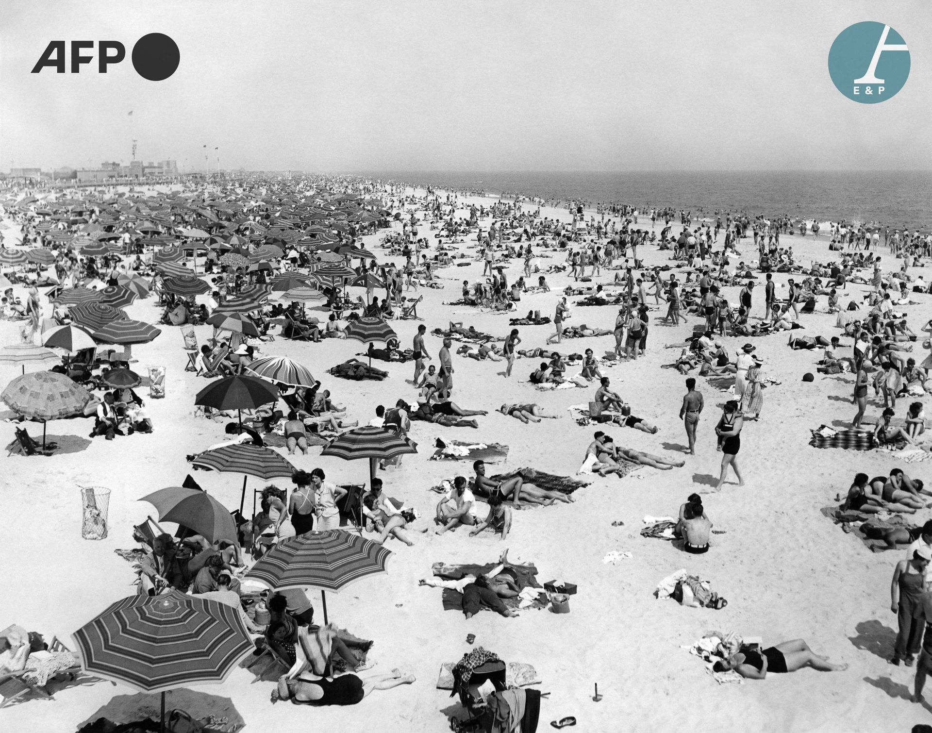 Null 
AFP




Thousands of Americans cooling off on a crowded beach. New York, J&hellip;