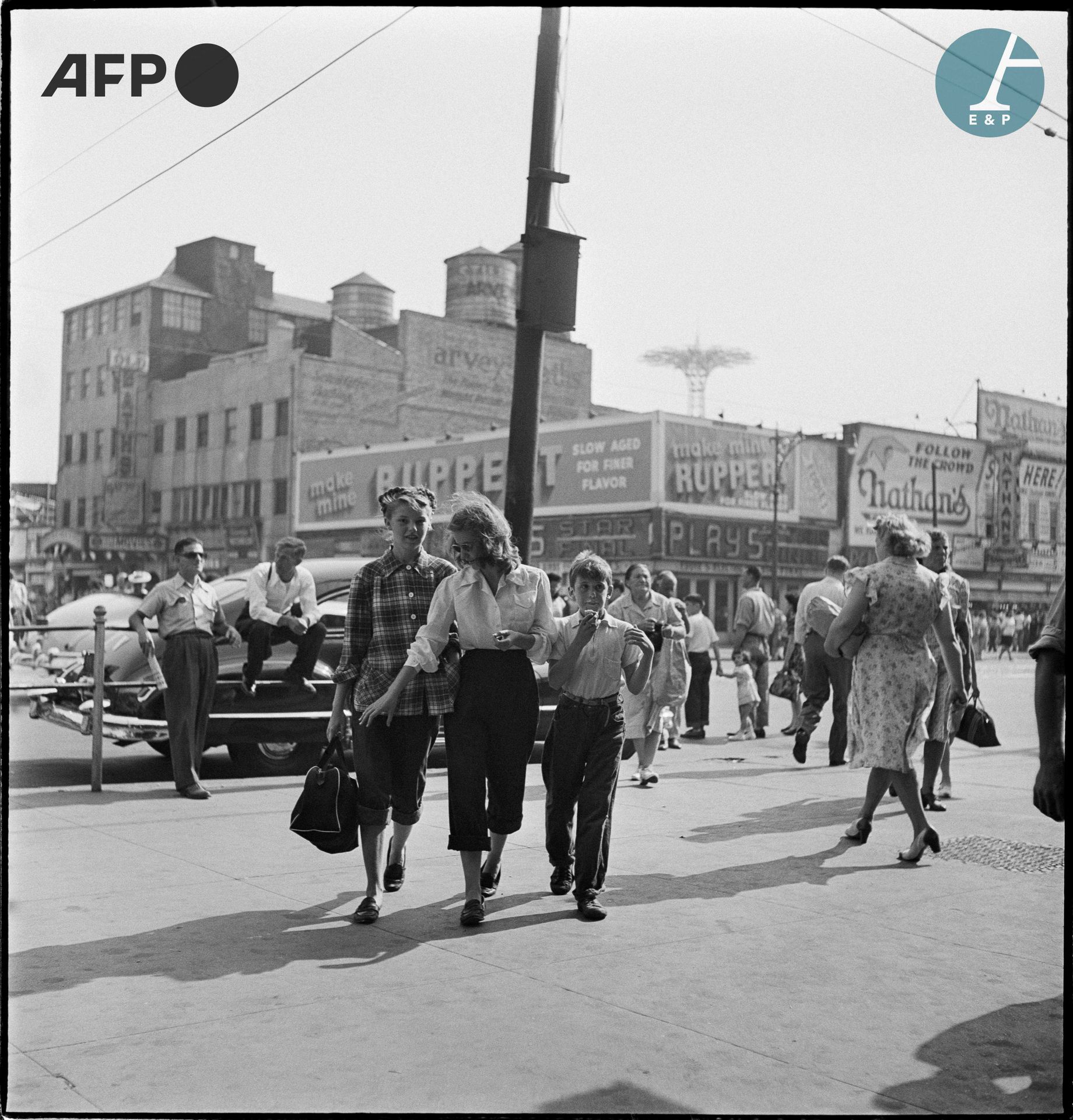 Null 
AFP - Eric SCHWAB


A woman and two children leave Coney Island. Brooklyn,&hellip;