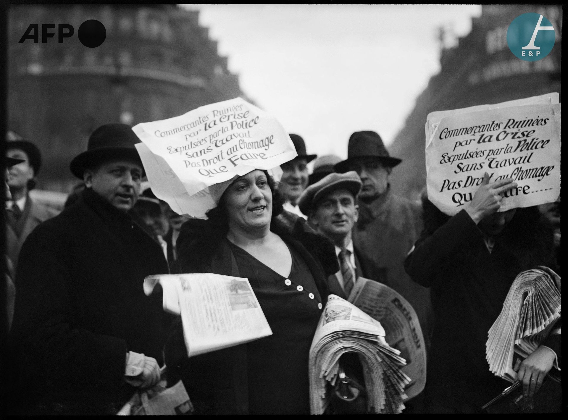 Null AFP

受经济危机打击的店主举行的示威活动。1930年代，巴黎。

经济危机中的女性受害者的示威活动。1930年代，巴黎。

巴里塔纸上的银色印刷品&hellip;