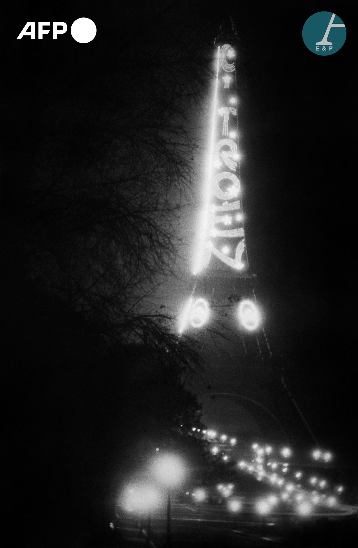 Null AFP

La Tour Eiffel éclairée par Citröen, 1924.

The Eiffel Tower illuminat&hellip;