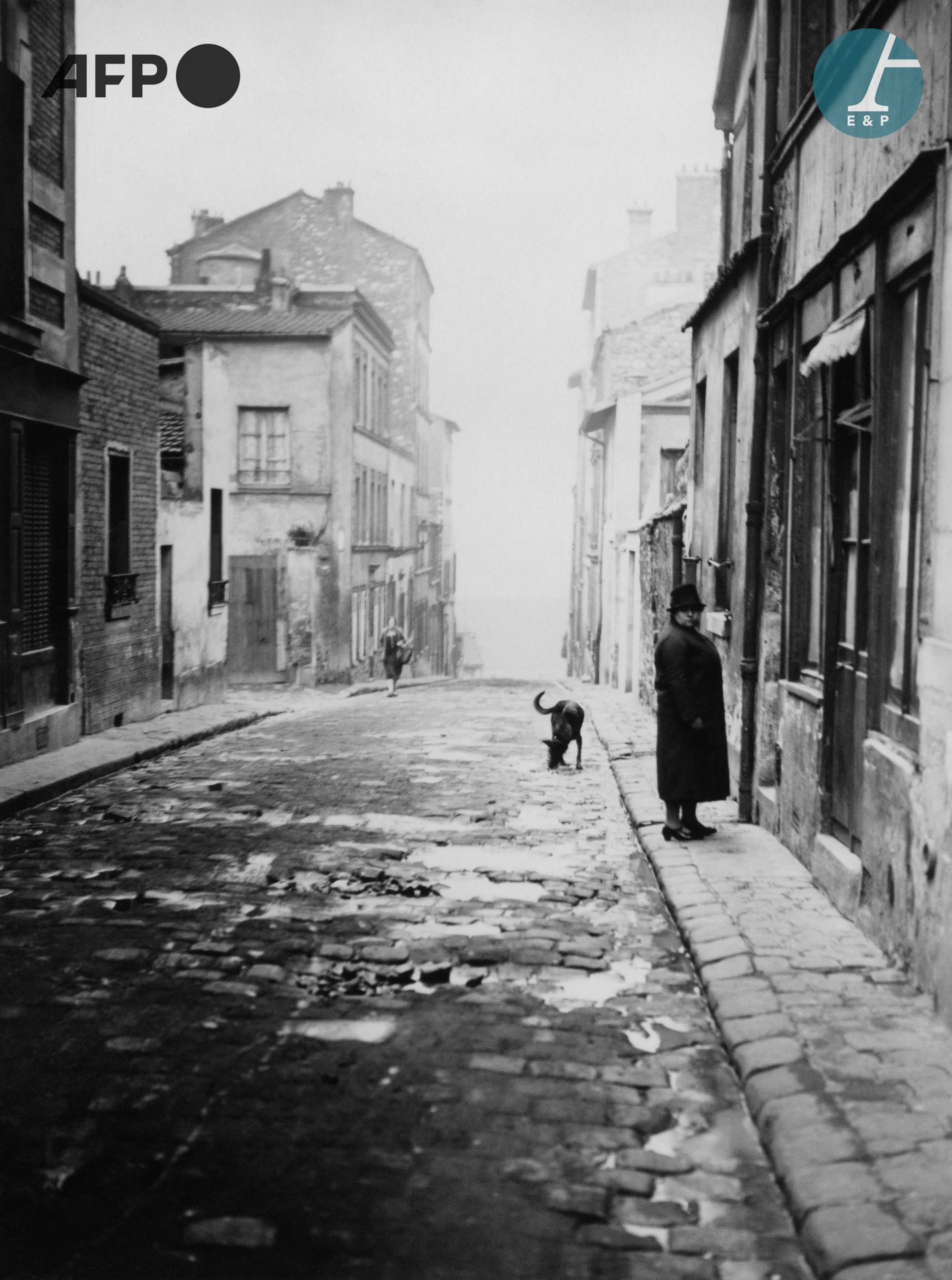 Null AFP

在13区的鹅卵石街道上，一名妇女看着摄影师。1928年，巴黎。

在第13区的鹅卵石街道Alphand街，一名妇女看着摄影师。巴黎，1928&hellip;
