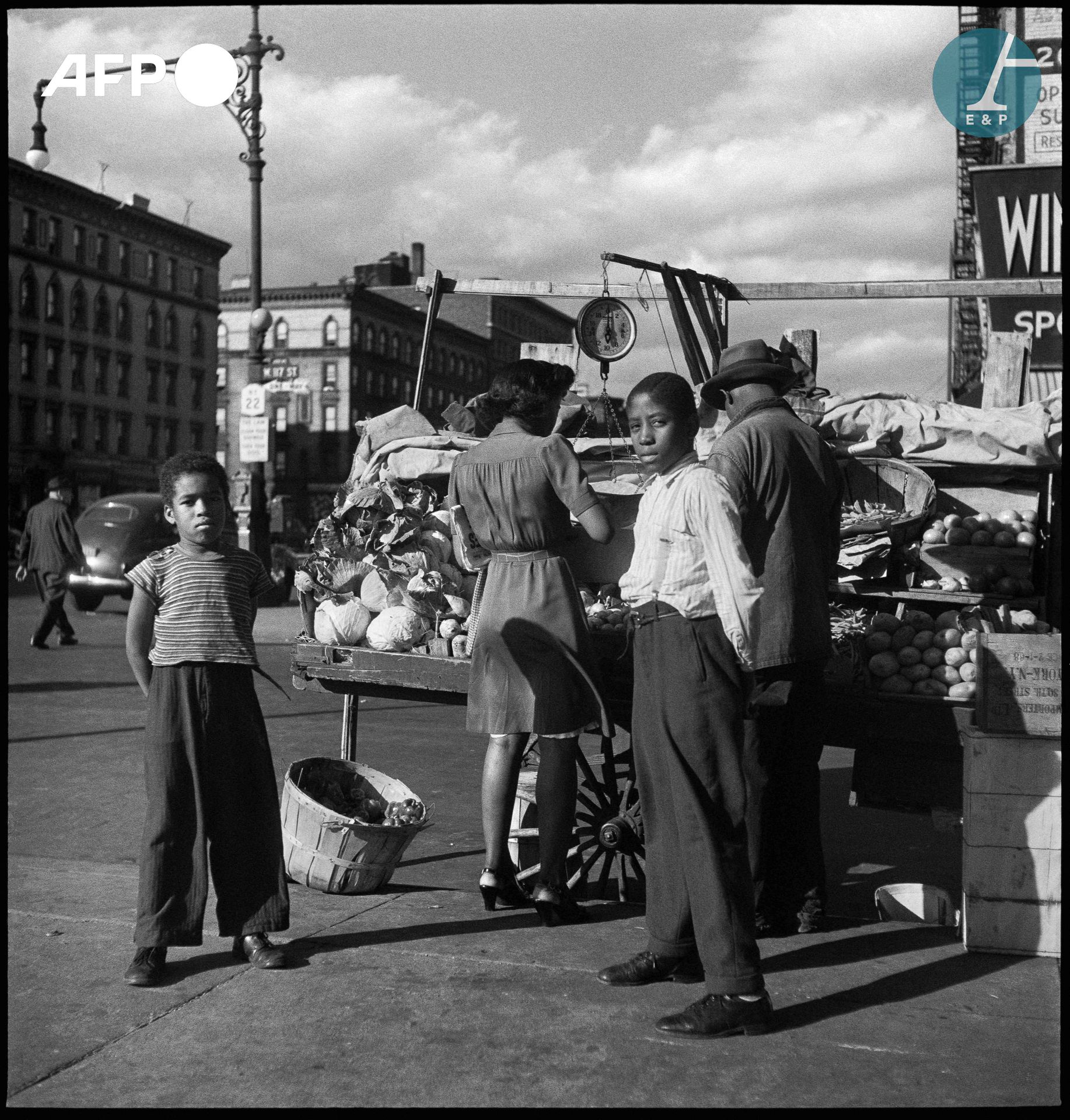 Null 
AFP - Eric SCHWAB




Vendedor ambulante y Harlem boys. París, 1946.




V&hellip;