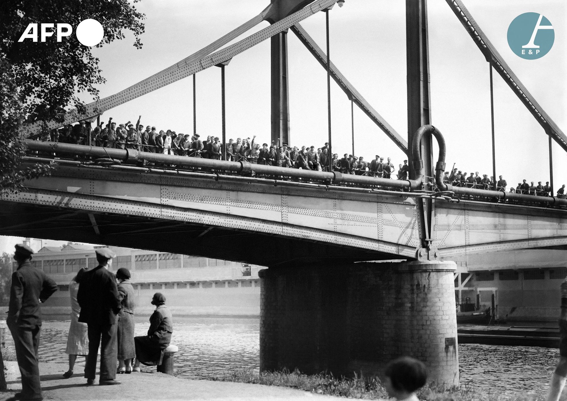 Null AFP

1936年5月，在标志着人民阵线政府的大规模示威活动中，雷诺工厂工人在布洛涅-比扬古桥上罢工时举起拳头。

1936年5月，在标志着人民阵线&hellip;