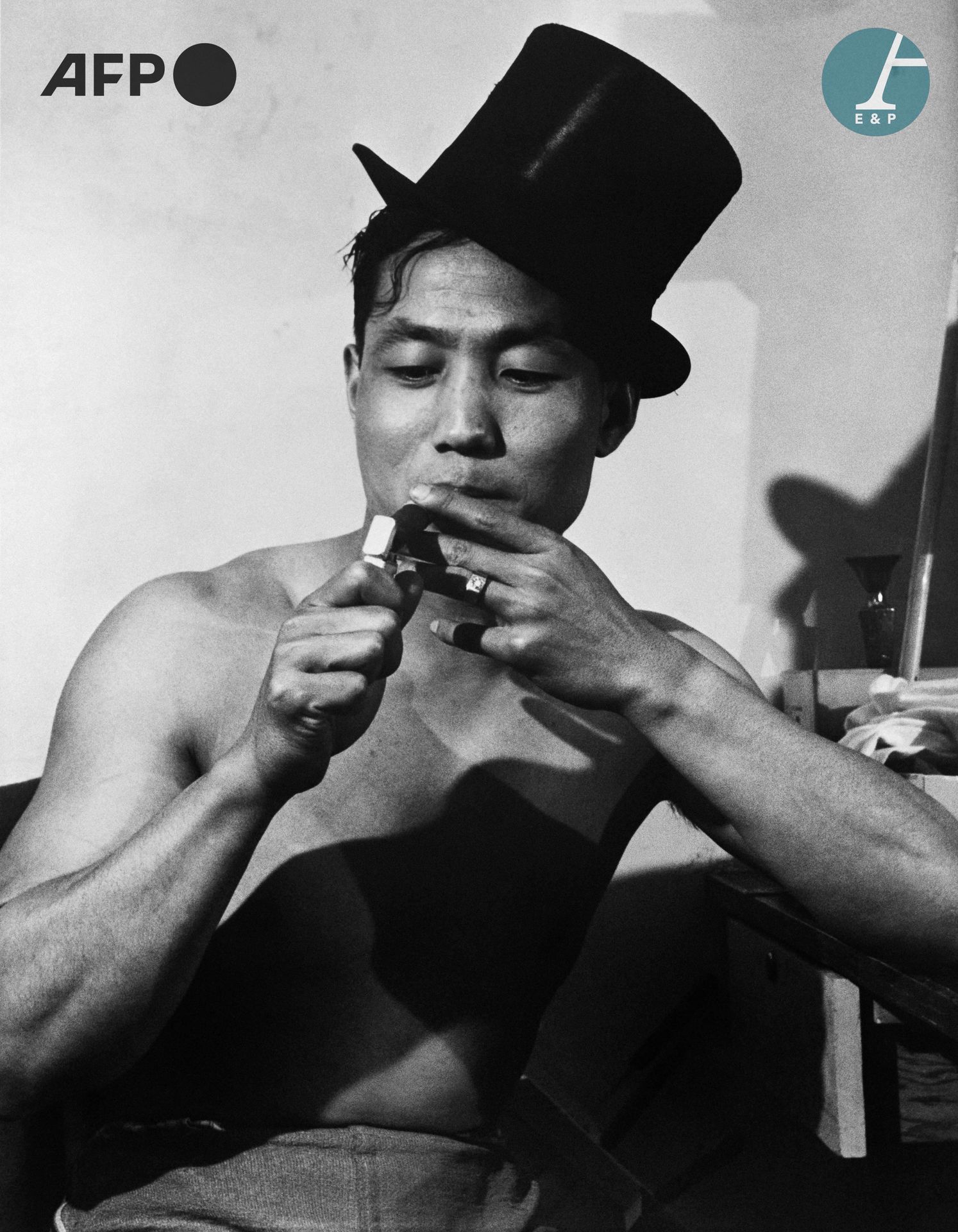 Null AFP - Jean MANZON

Un uomo che fuma a Chinatown. San Francisco, gennaio 194&hellip;