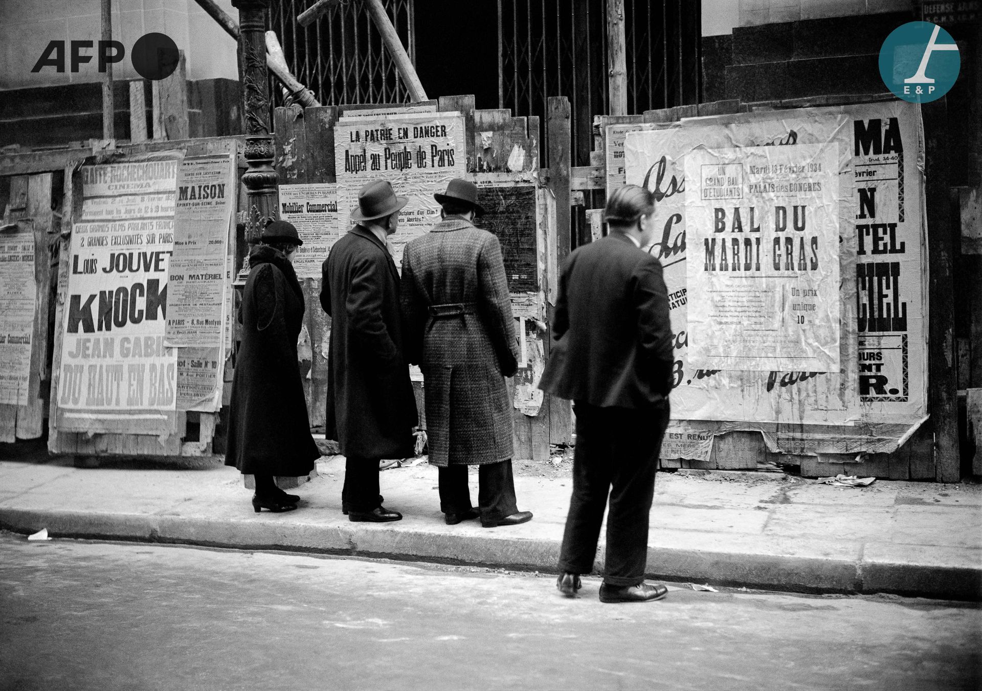 Null AFP

在斯塔维斯基事件后发生的反议会暴乱中，路人阅读宣称 "祖国处于危险之中 "的政治海报。1934年2月6日，巴黎。

在斯塔文斯基事件后发生的&hellip;