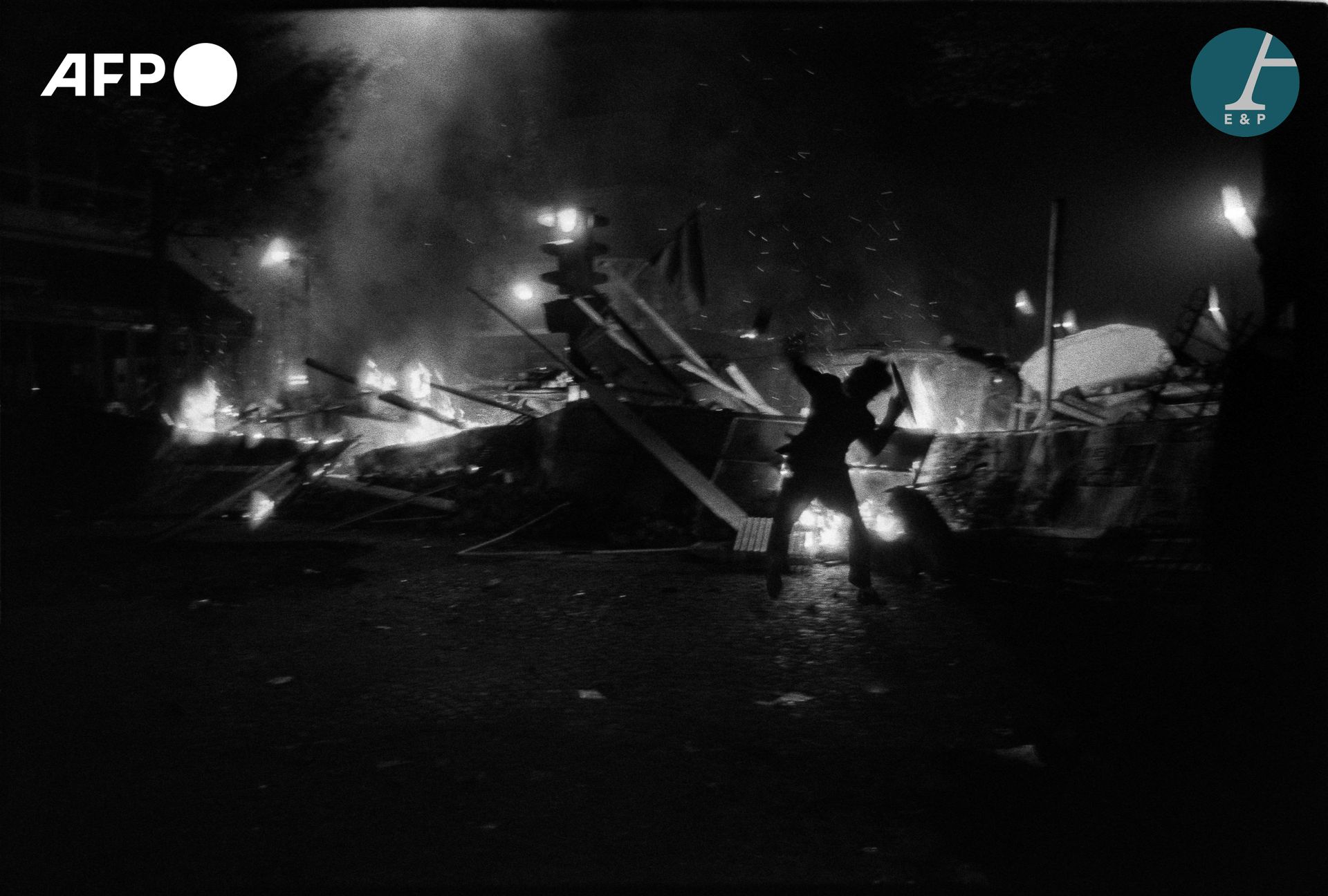 Null AFP

圣米歇尔广场的汽车在燃烧。巴黎，1968年5月25日。

圣米歇尔广场上的汽车被烧毁。1968年5月25日，巴黎。

巴里塔纸上的银色印刷品&hellip;
