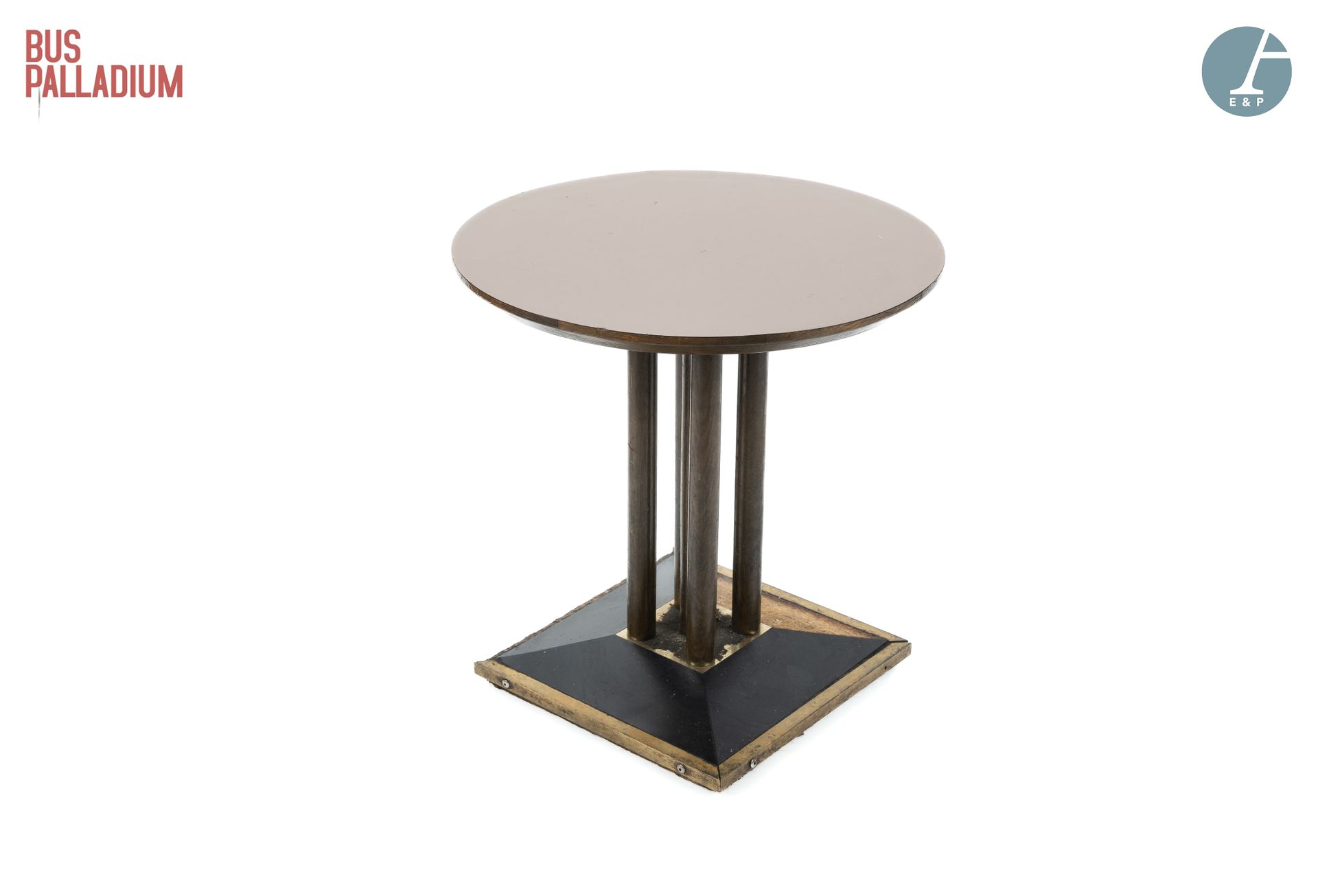 Null 棕色层压木茶几，圆形的桌面放置在四个圆柱体上，最后是一个方形的底座。



高：62厘米 - 深：60厘米



使用状况，底座上缺少一块饰板。