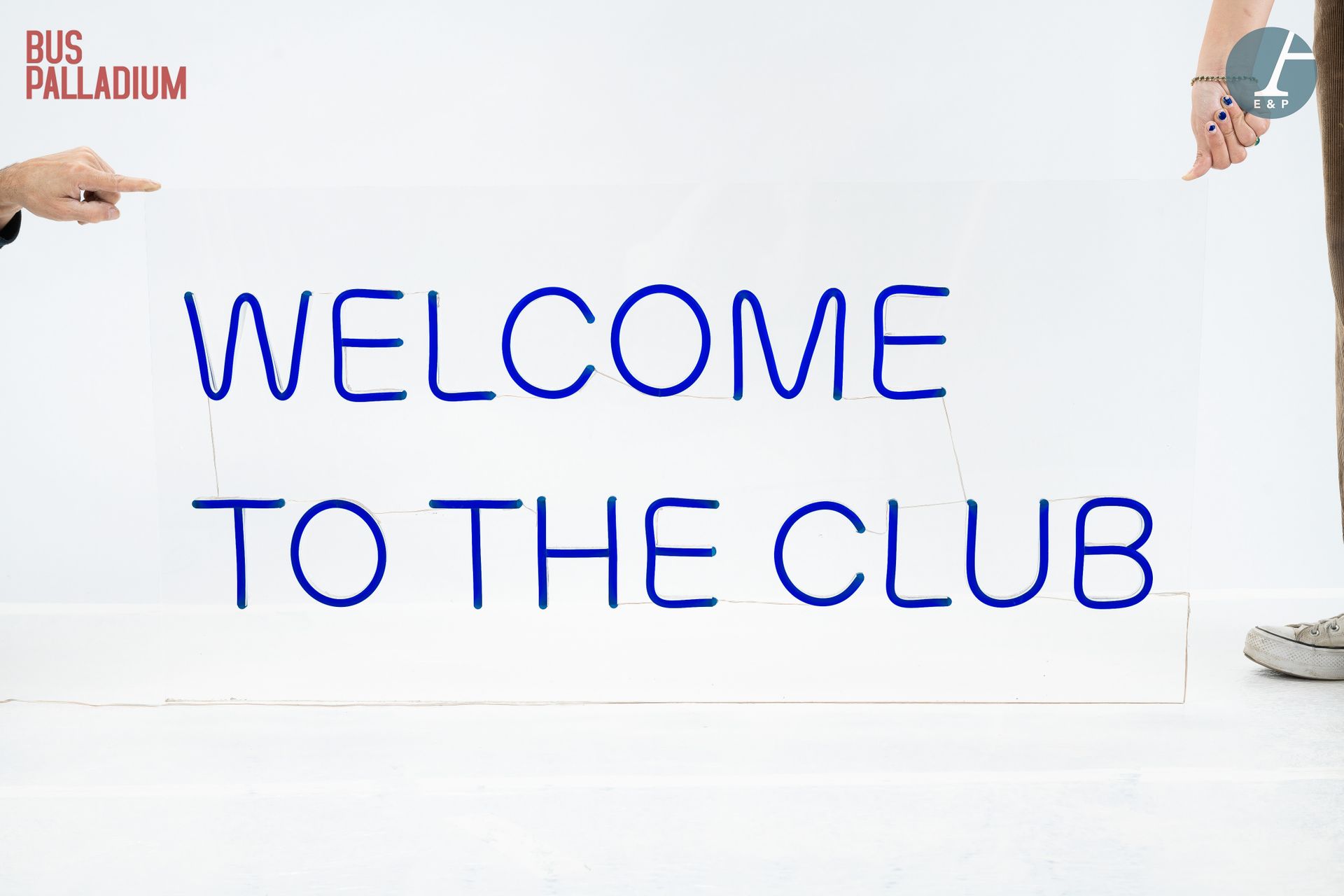 Null 从体育场巴士的入口处



发光标志 "欢迎来到俱乐部"，蓝色霓虹灯。 



高：60厘米 - 宽：120厘米。



使用状况，处于工作状态，电源&hellip;