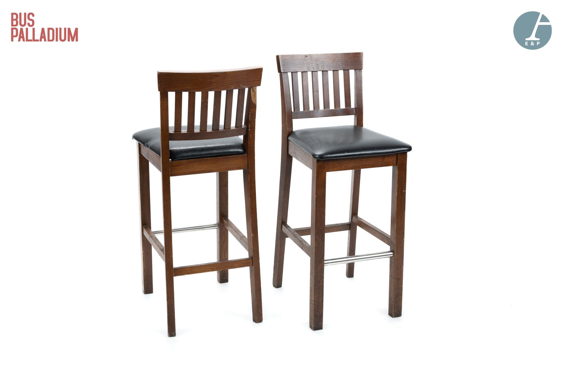 Null 一对天然木雕的酒吧椅，靠背上有横杆连接的护套腿，座椅为黑色仿皮。 



高：99厘米 - 宽：40厘米 - 深：40厘米。



使用状况，有粘合剂&hellip;