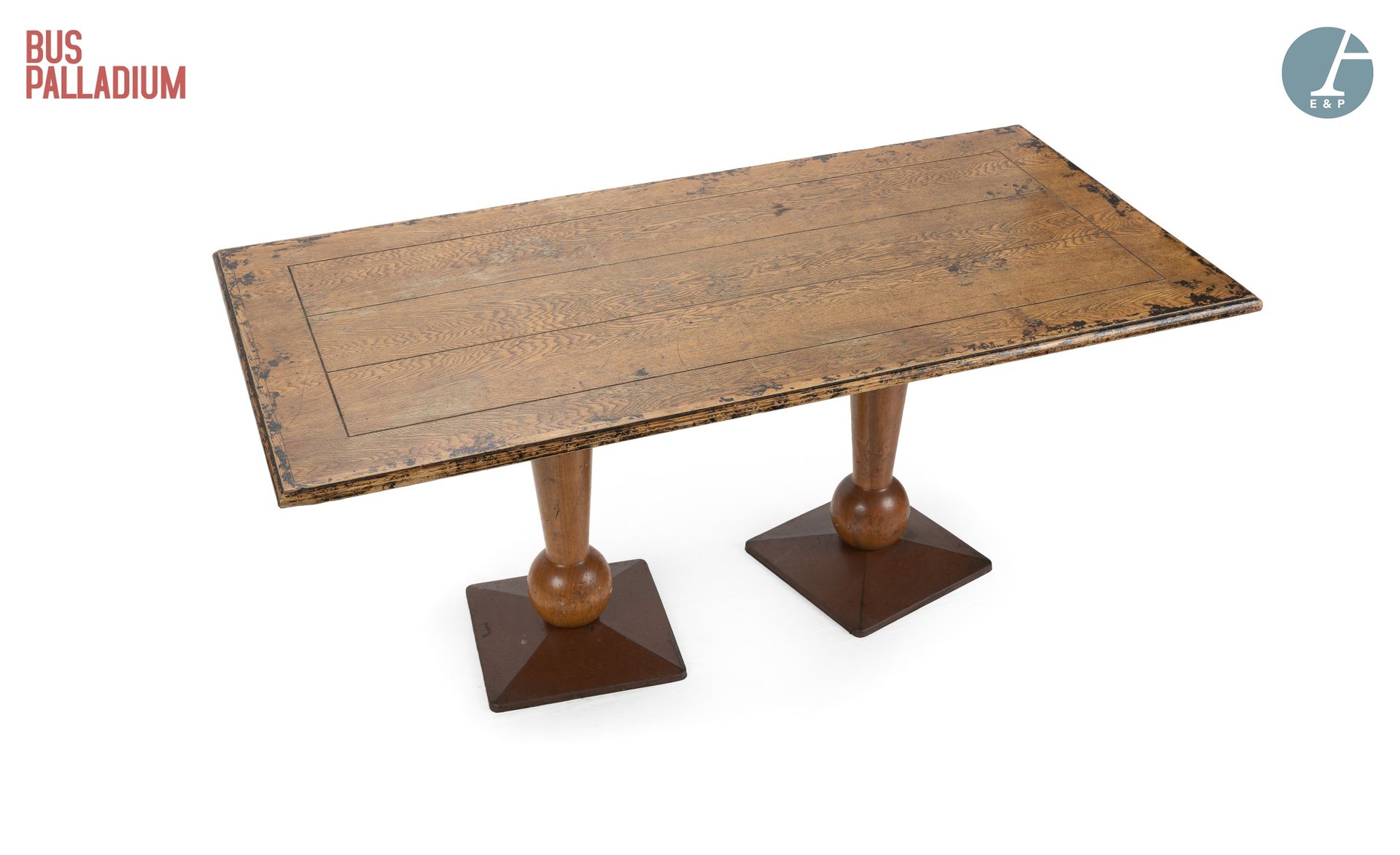 Null 从Palladium巴士出发



雕刻的天然木桌，长方形的桌面靠在两个栏杆脚上。



高：78厘米 - 宽：178厘米 - 深：88厘米。



&hellip;
