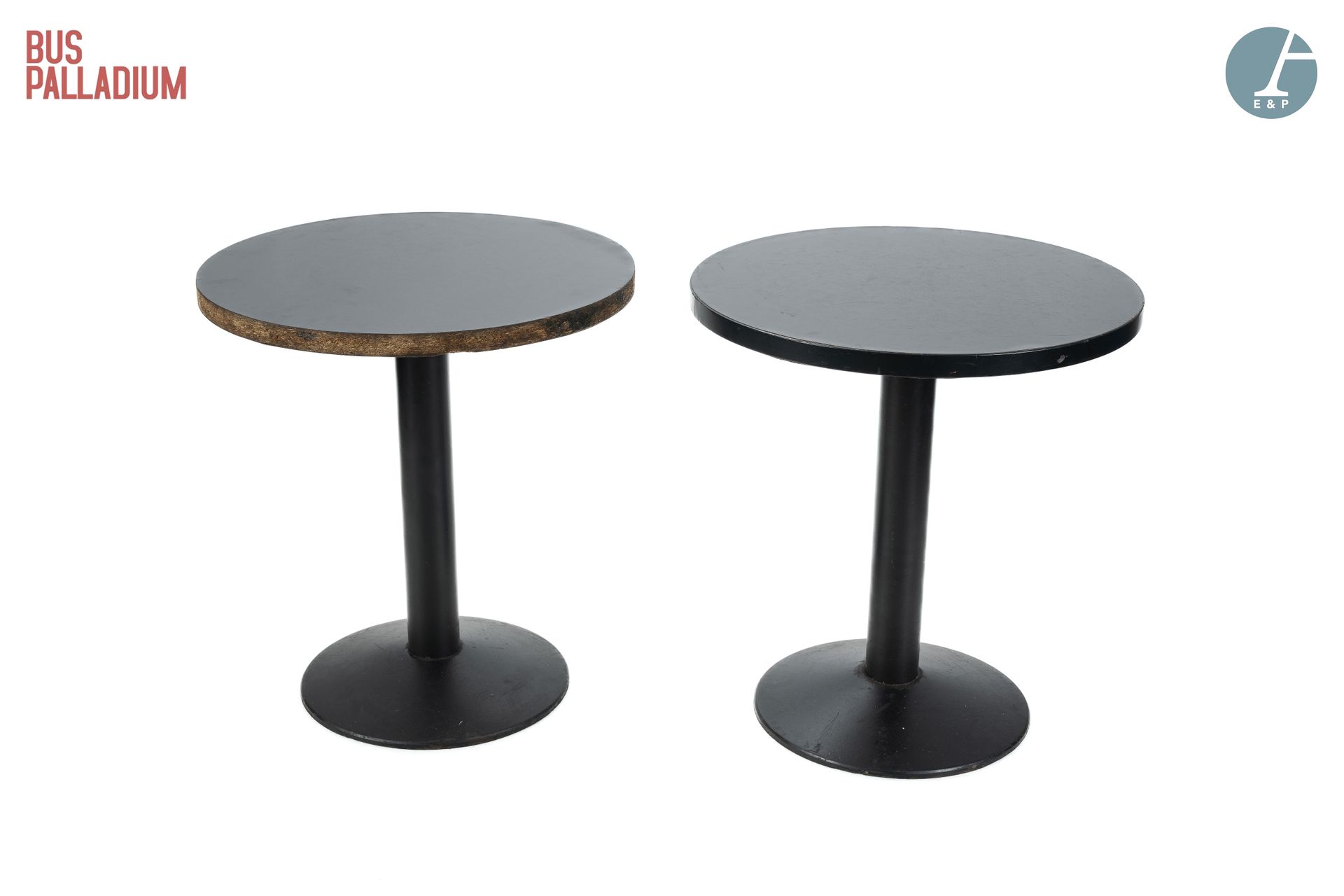 Null 从Palladium巴士出发

一套三张的圆桌，黑色胶合板桌面，铸铁底座 

高：65厘米 - 直径：59.5厘米

一张桌子上有粘合剂的痕迹，上面有&hellip;