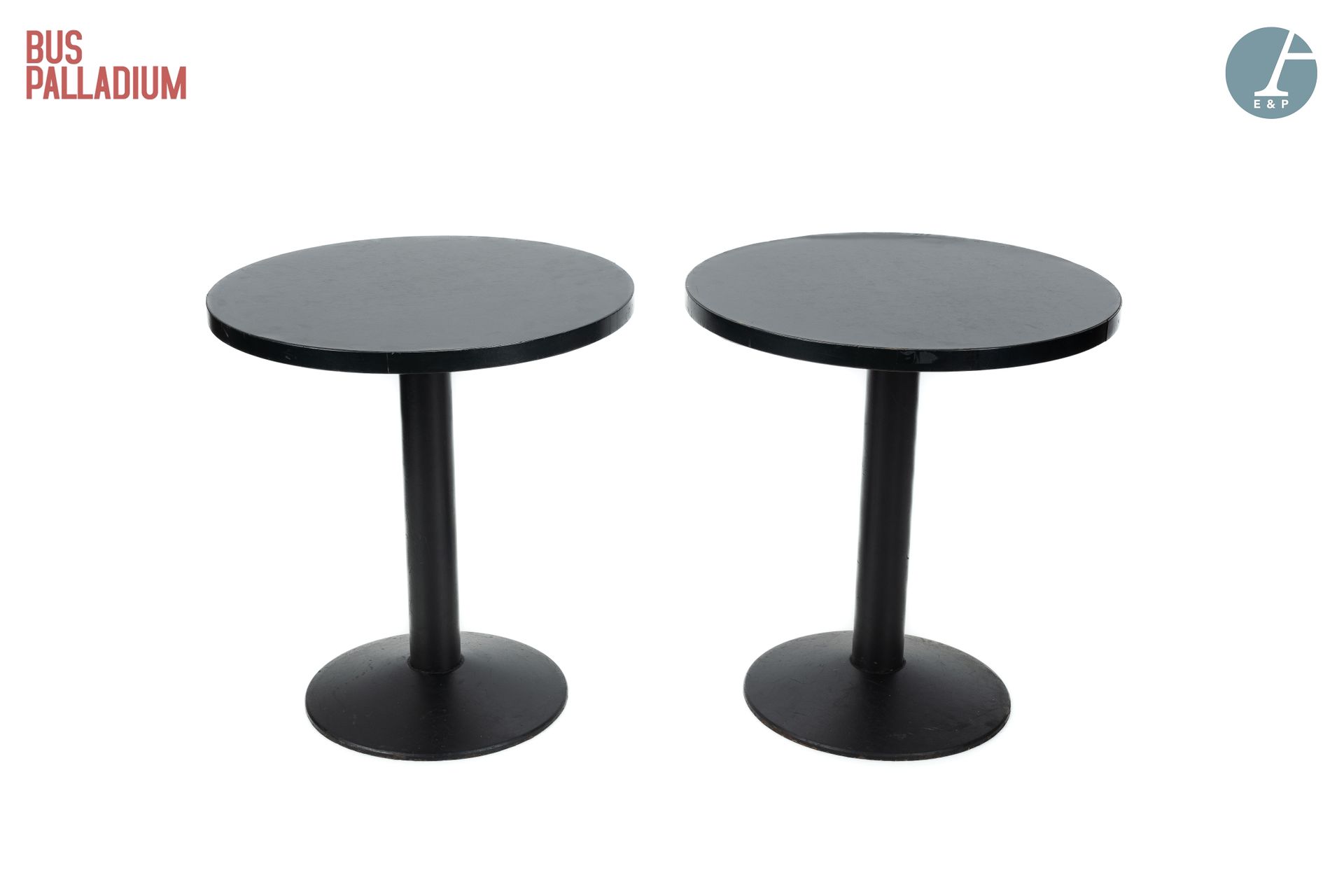 Null 从Palladium巴士出发

两张圆桌，黑色胶合板桌面，铸铁底座 

高：65厘米 - 直径：59.5厘米

在一张桌子上提升到顶部。污点、划痕、使&hellip;