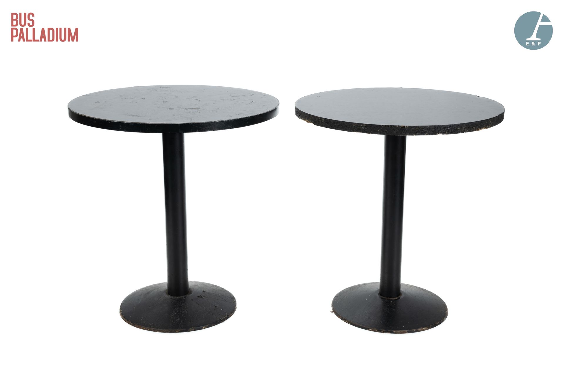 Null 从Palladium巴士出发

两张圆桌，黑色胶合板桌面，铸铁底座 

高：75厘米 - 直径：69.5厘米

污点、缺口--一张桌子的顶部轮廓缺失