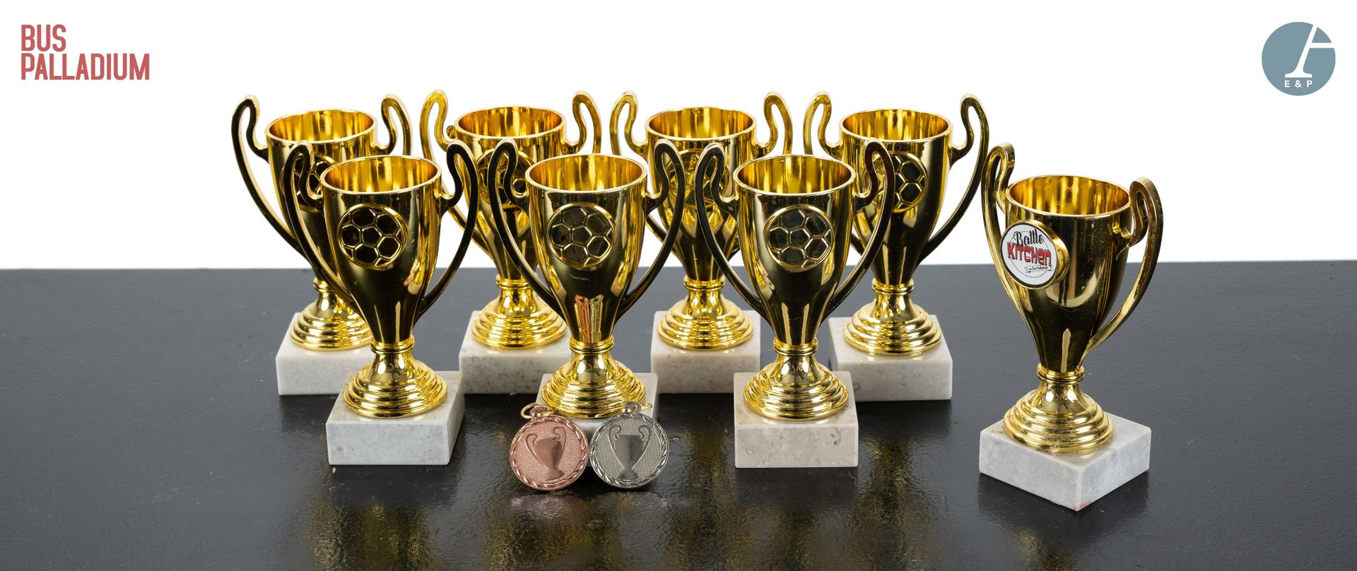 Null 从巴士大球场音乐厅出发



一套7个小的金色塑料奖杯，其中一个刻有 "Bus Palladium的战斗厨房"，还有两个塑料的第二和第三名奖牌。 

&hellip;