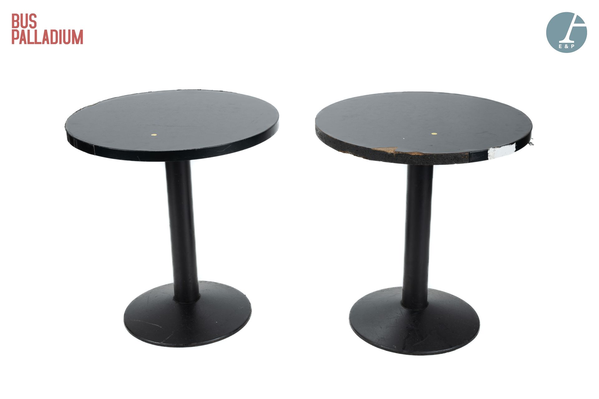 Null 从Palladium巴士出发

两张圆桌，黑色胶合板桌面，铸铁底座 

高：65厘米 - 直径：59.5厘米

粘合剂的痕迹，顶部有缺口，两张桌子上的&hellip;