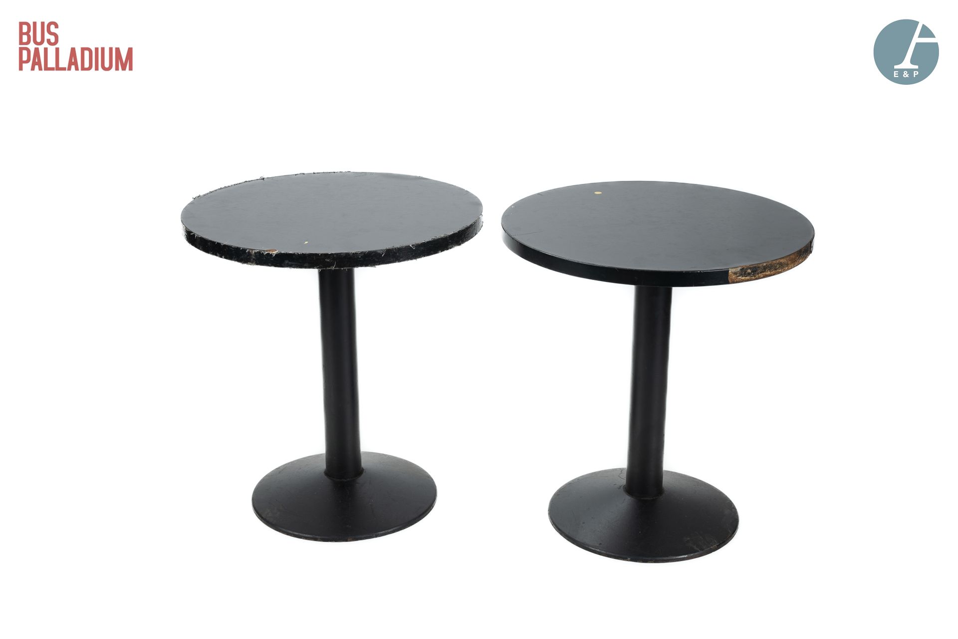 Null 从Palladium巴士出发

两张圆桌，黑色胶合板桌面，铸铁底座 

高：65厘米 - 直径：59.5厘米

一张桌子上有粘合剂的痕迹，顶部有缺口，&hellip;