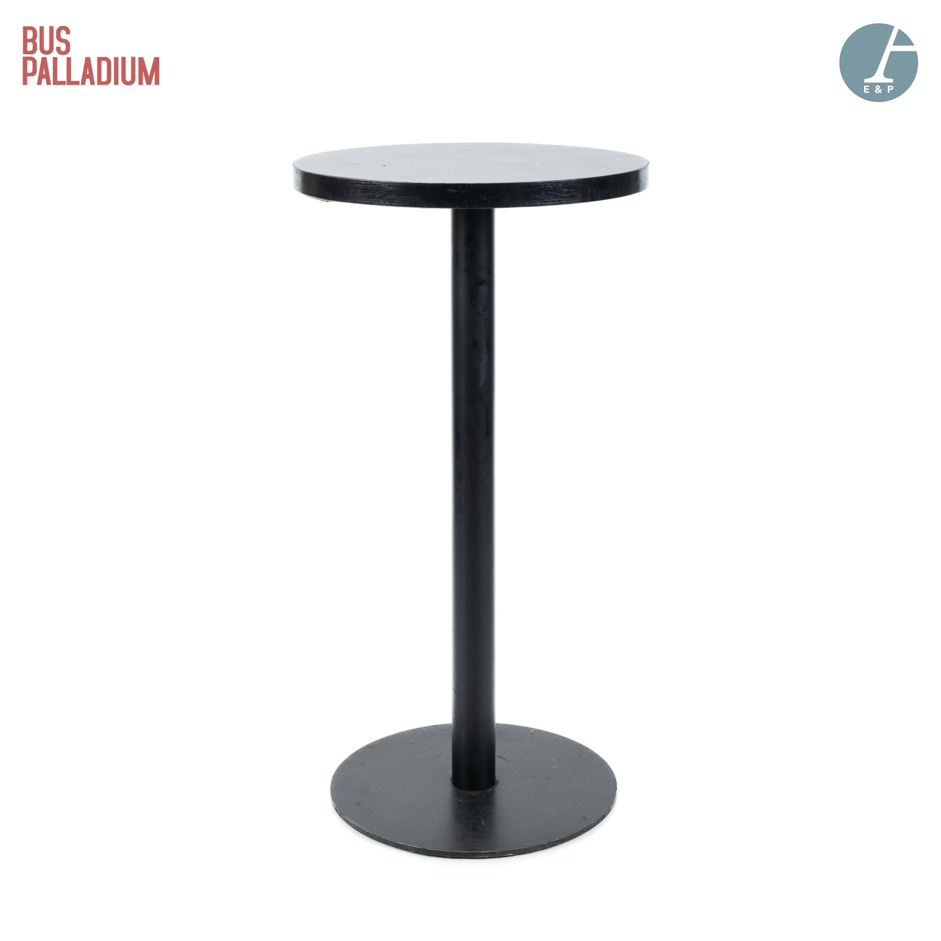 Null 从巴士大球场音乐厅出发



餐桌，圆形桌面为黑色层压板，底座为黑色漆面金属。 



高：110厘米-D：60厘米。



使用条件。
