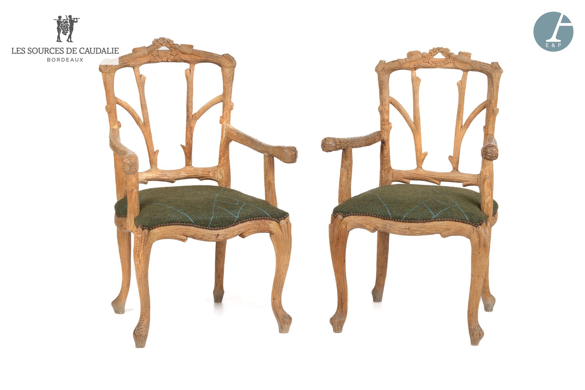 Null 源自Caudalie - 32号房 "L'Espadon"（Grange à Bateaux）。
一对天然木雕的扶手椅，装饰着鸟和花，用绿色的织物装饰&hellip;