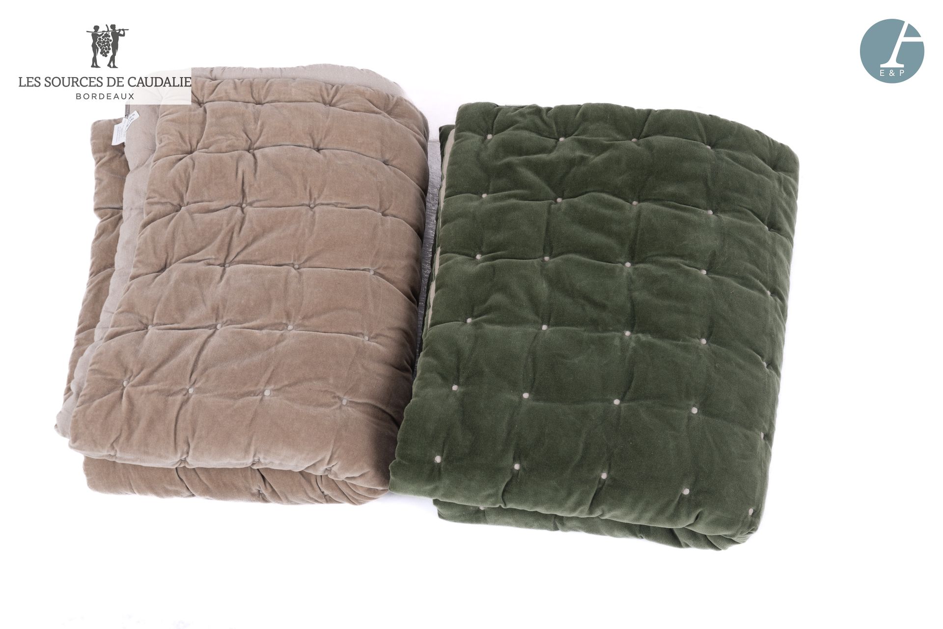 Null 来自卡达里资源公司（Grange à Bateaux）。
一套两个床罩，一个是灰色天鹅绒，另一个是绿色天鹅绒。
床单236x81厘米
品牌Viva R&hellip;