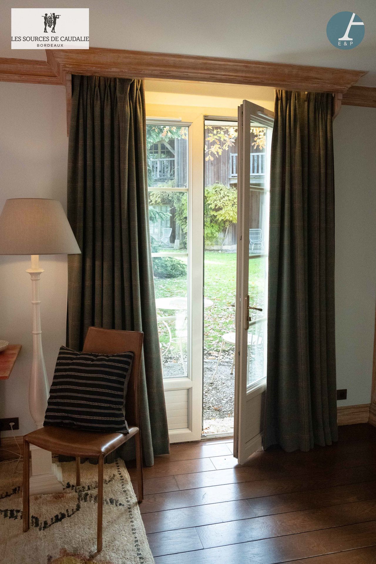 Null 源自Caudalie "Les Cépages"（Maison du Lièvre）的26号房间。
一对法兰绒类型的窗帘，灰色背景，灰色和红色格子。
&hellip;