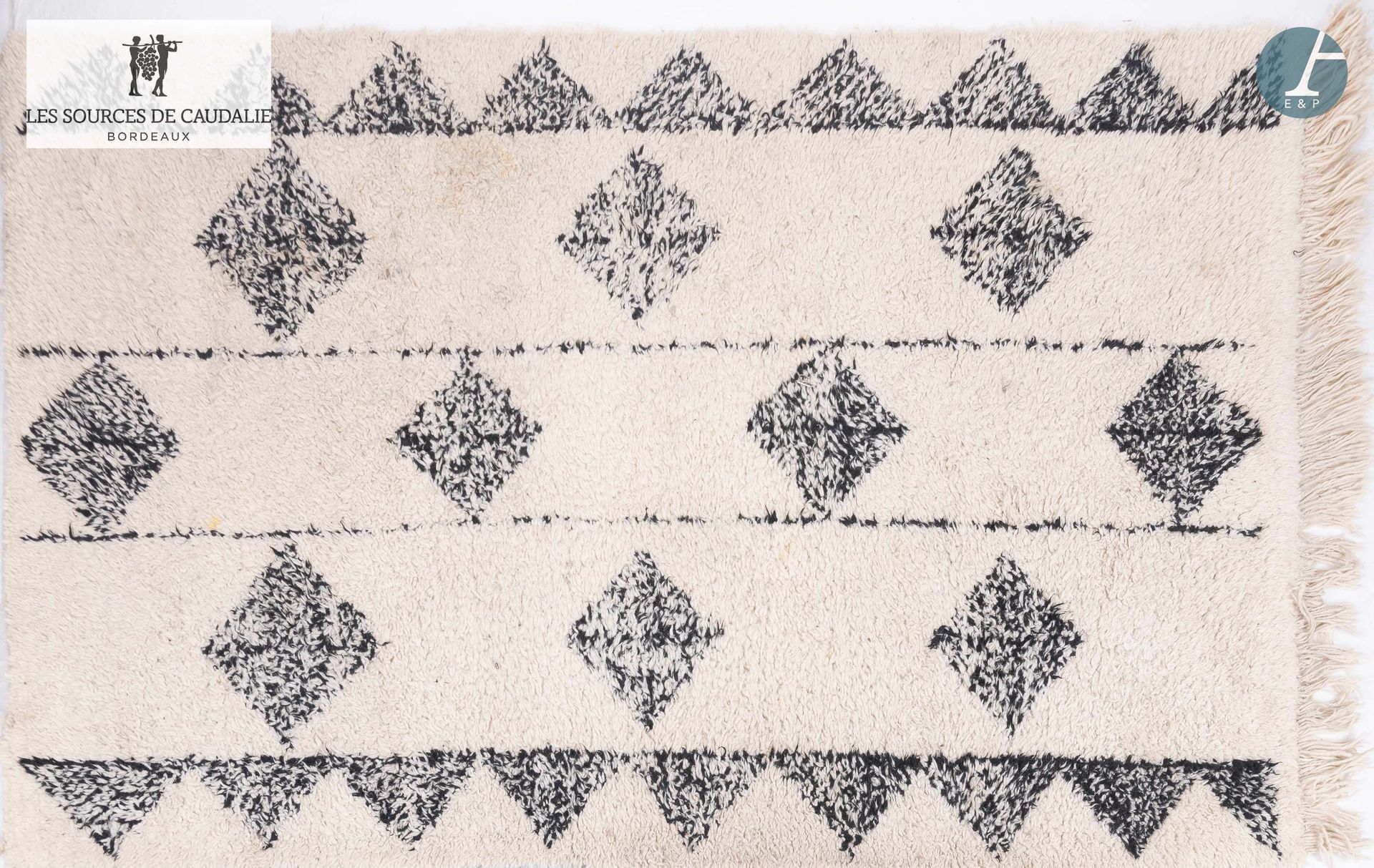 Null 源自Caudalie - 34号房 "Les Baigneuses" (Grange à Bateaux)
白色背景和黑色几何装饰的地毯
可能是单面切&hellip;
