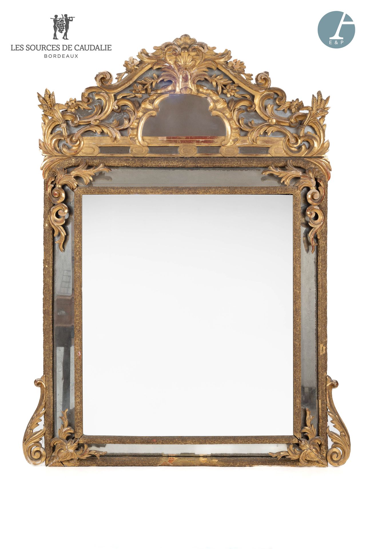 Null 来自卡达里资源公司（Grange à Bateaux）。
大型模制、雕刻和镀金的木制镜子，有叶子的装饰。
路易十五风格。
高：194厘米 - 宽：14&hellip;