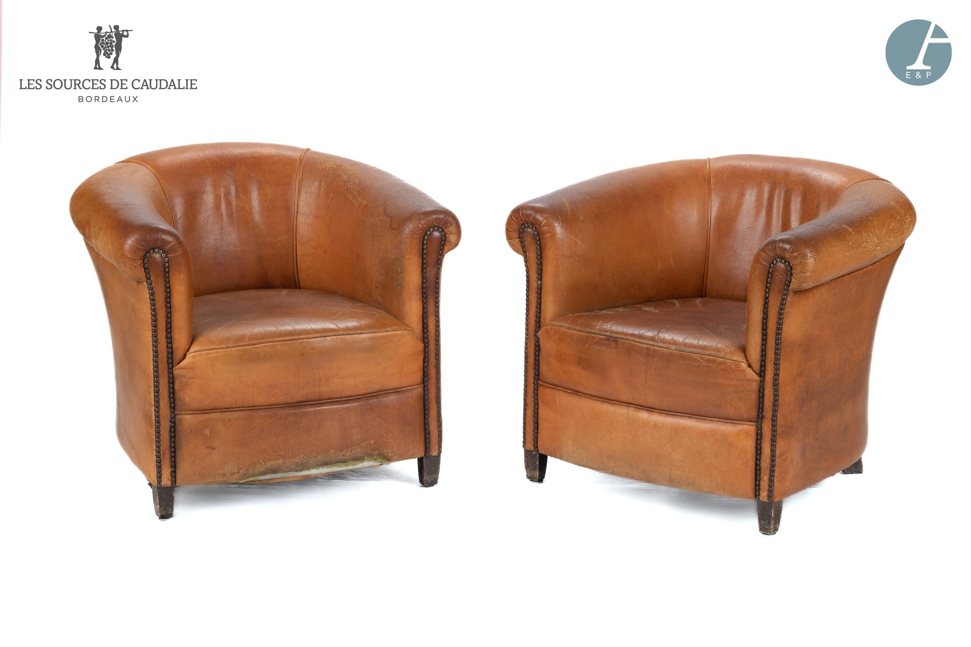 Null 来自Sources de Caudalie
一对棕色皮革俱乐部椅
使用状况 - 两把扶手椅中的一把有损坏和丢失的部件
高：69厘米 - 宽：79厘米 &hellip;