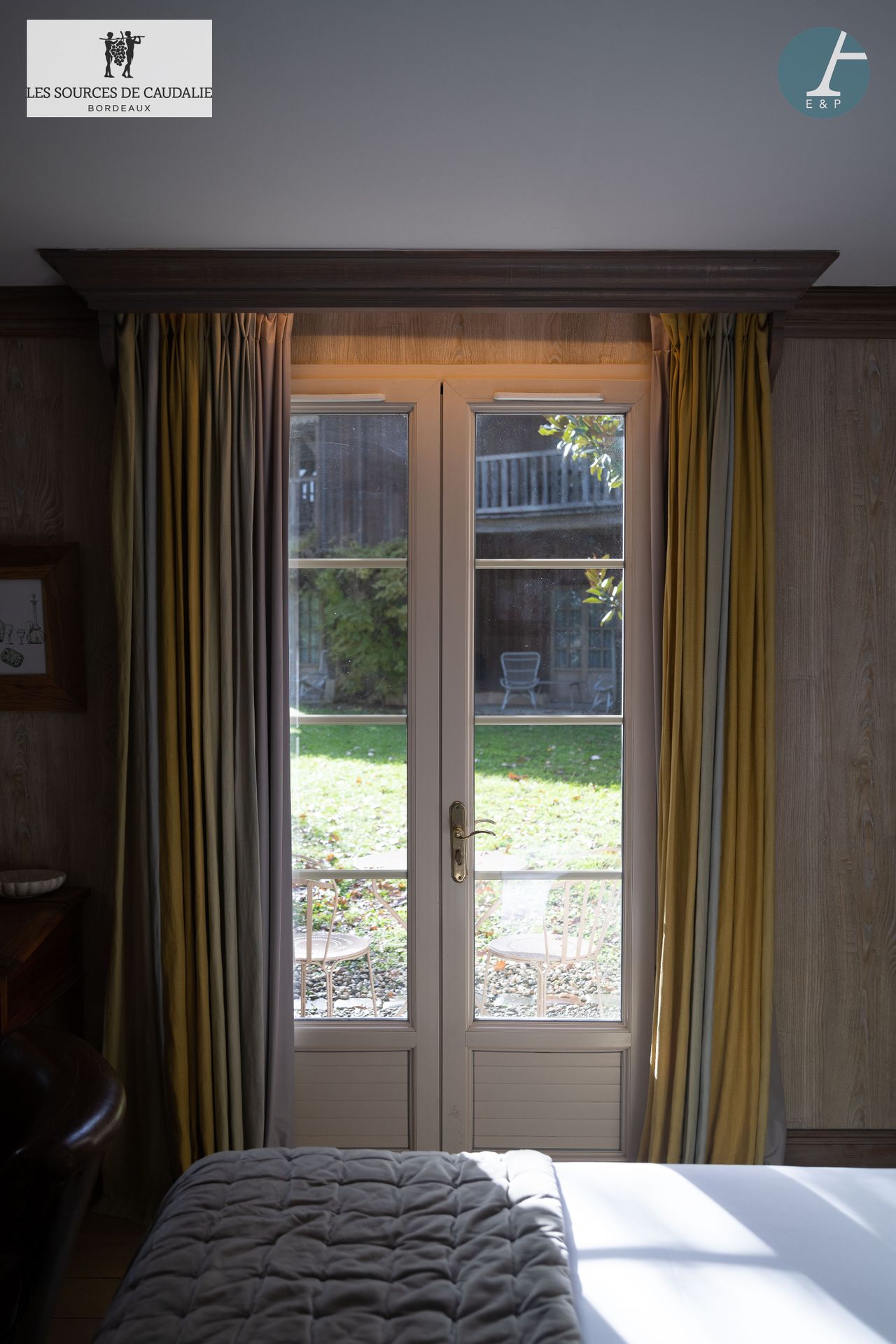 Null 源自Caudalie "Les Etampes" (Maison du Lièvre) 的25号房间
一对黄色和灰色的双色麻布窗帘。
高：210厘米 &hellip;