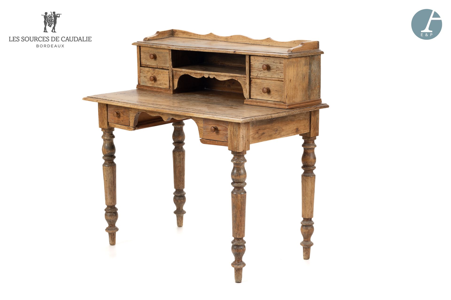 Null 源自Caudalie "Les Cépages"（Maison du Lièvre）的26号房间。
天然木模制和雕刻的书桌，上部有四个抽屉，下部有两个&hellip;