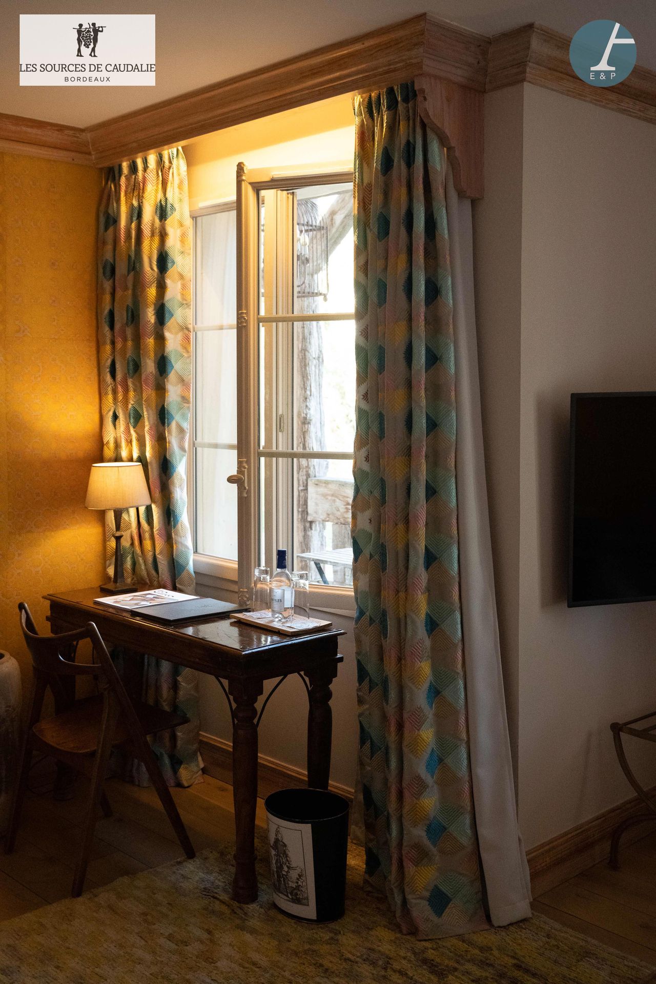 Null 源自Caudalie "Sol Y Vino"（Maison du Lièvre）的27号房间。
一对米色面料的窗帘，上面有蓝色和黄色的几何图案
高：&hellip;