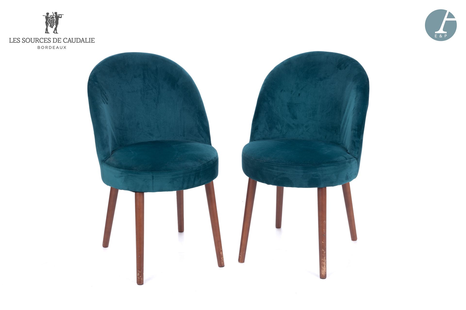 Null 来自Caudalie "Azul "来源的28号房间（Maison du Lièvre）。
一对椅子，鸭蓝天鹅绒装饰，天然木腿。
高：84厘米 - 宽&hellip;