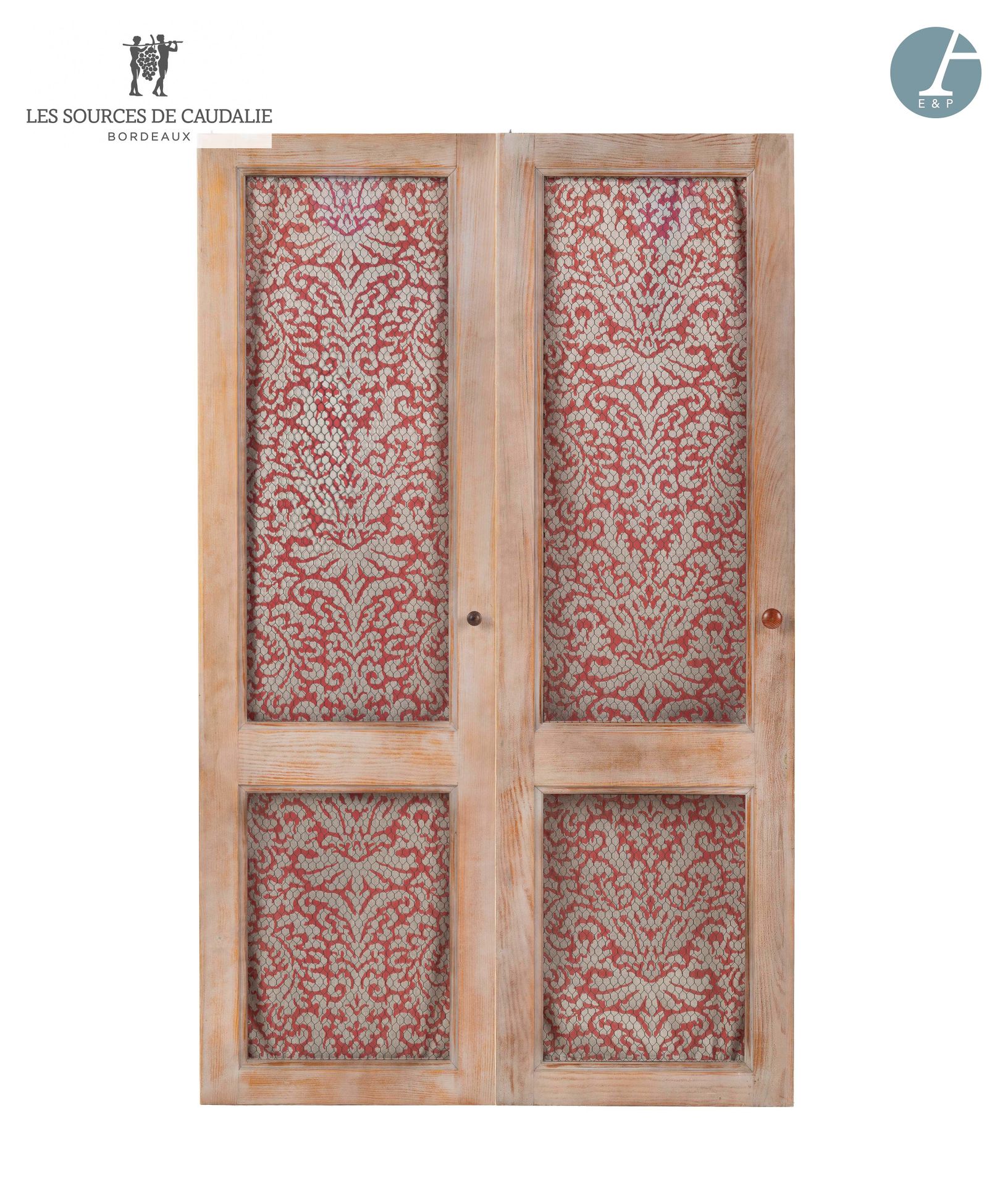 Null 源自Caudalie "Les Cépages"（Maison du Lièvre）的26号房间。
一对天然木质的橱柜门，红色和灰色的羊绒图案的织物背&hellip;