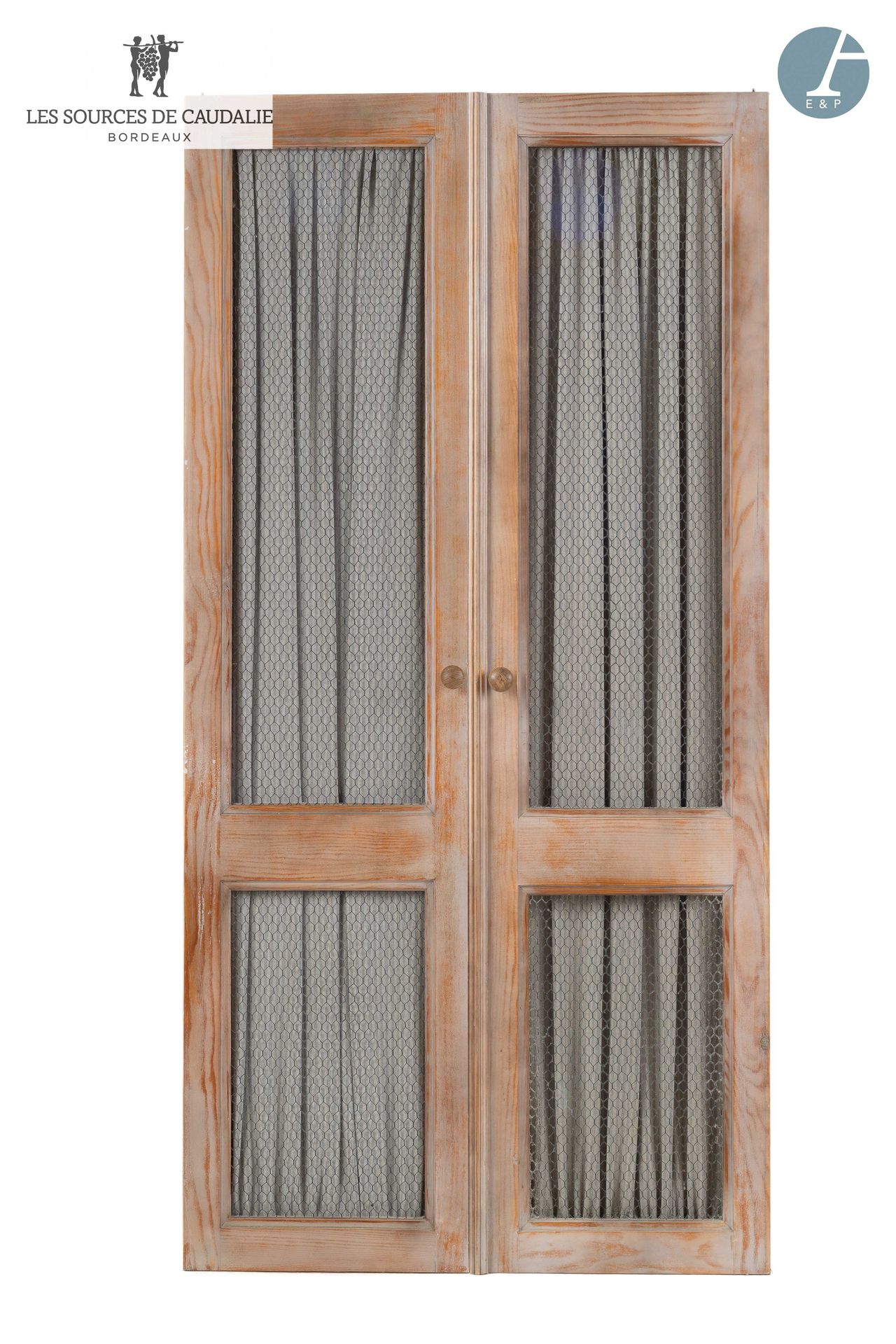 Null 源自Caudalie "Sol Y Vino"（Maison du Lièvre）的27号房间。
一对天然木质的衣柜门，灰色的条纹织物背景
高：188&hellip;