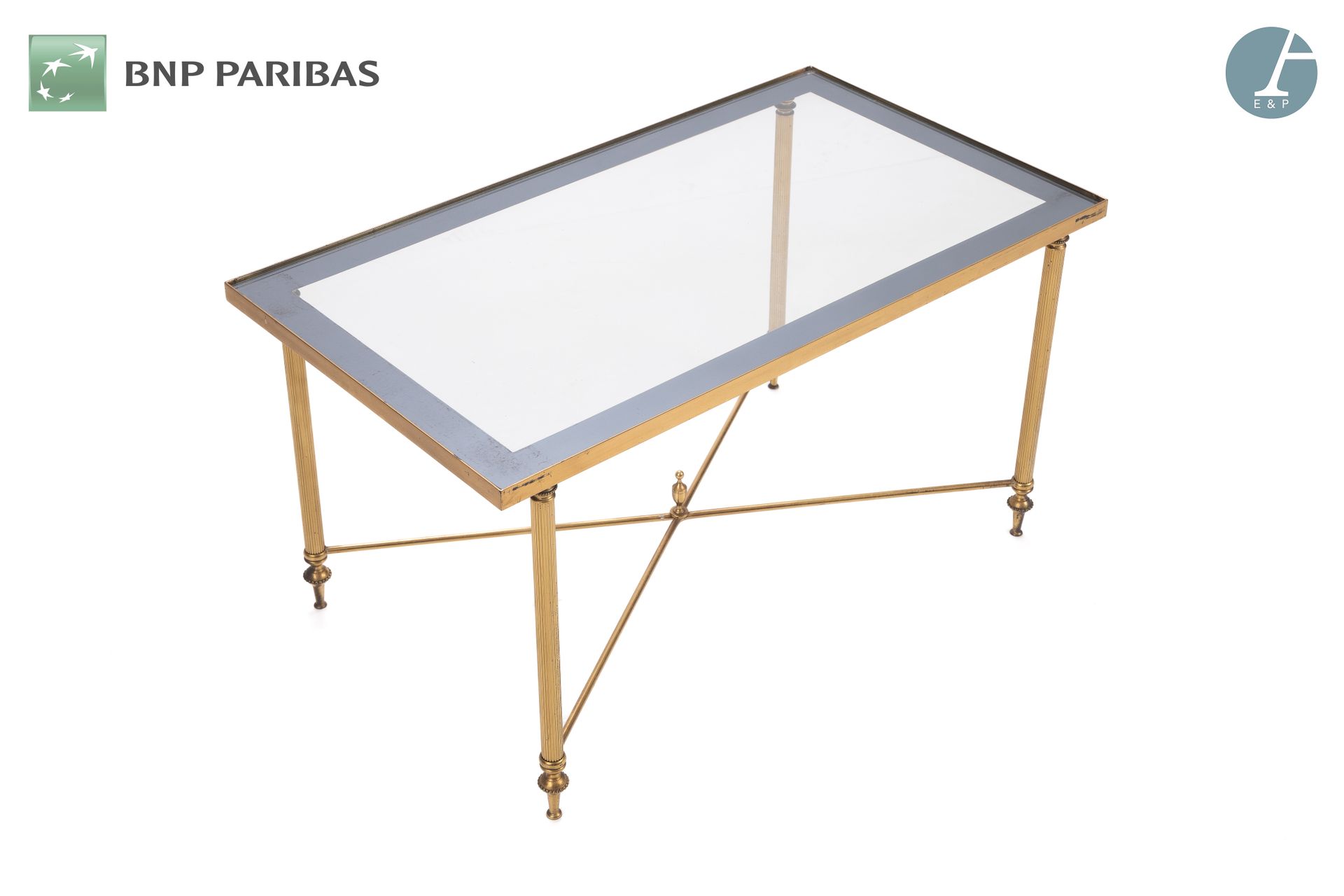 Null 长方形的黄铜咖啡桌，凹槽腿的末端是旋转的顶部，上面装饰着一排珍珠，并由一个X形支架连接。透明的玻璃面板上有一个黑色的边框。
使用条件

高：70，宽：&hellip;