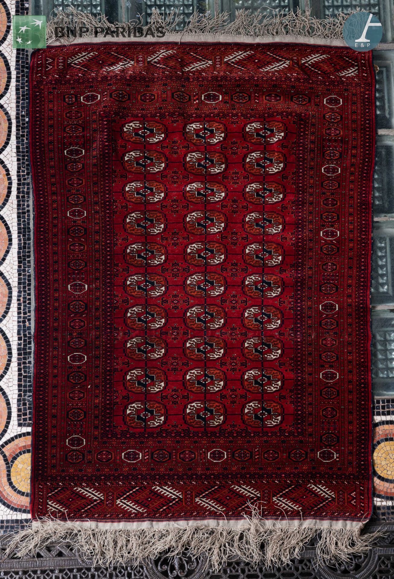 Null TURKMENISTAN - (XIXe siècle )
Tapis en laine à décor de galons sur fond rou&hellip;