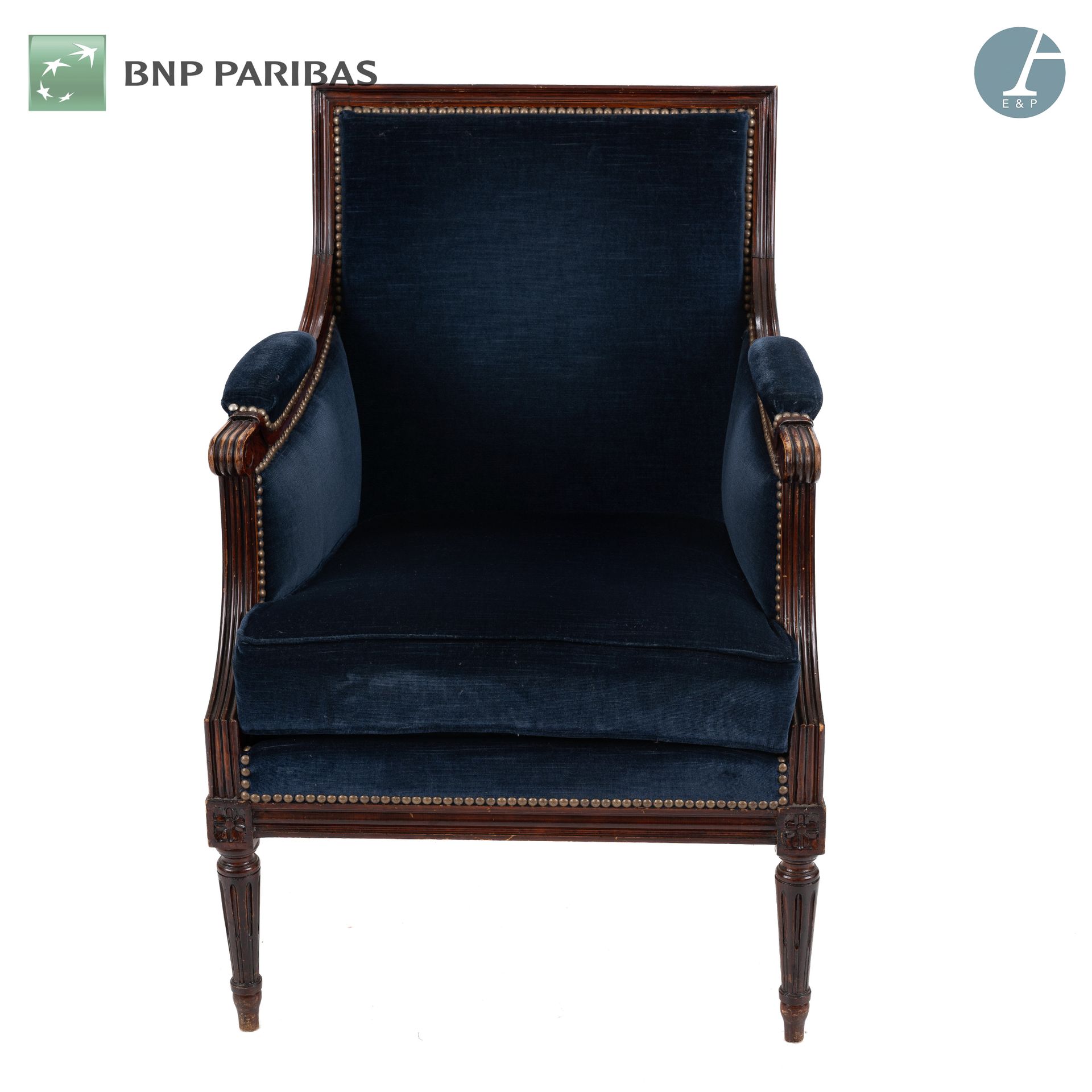 Null 天然木模制和雕刻的扶手椅。午夜蓝天鹅绒软垫。 
路易十六风格
使用条件

高：90厘米 - 宽：71厘米 - 深：55厘米
