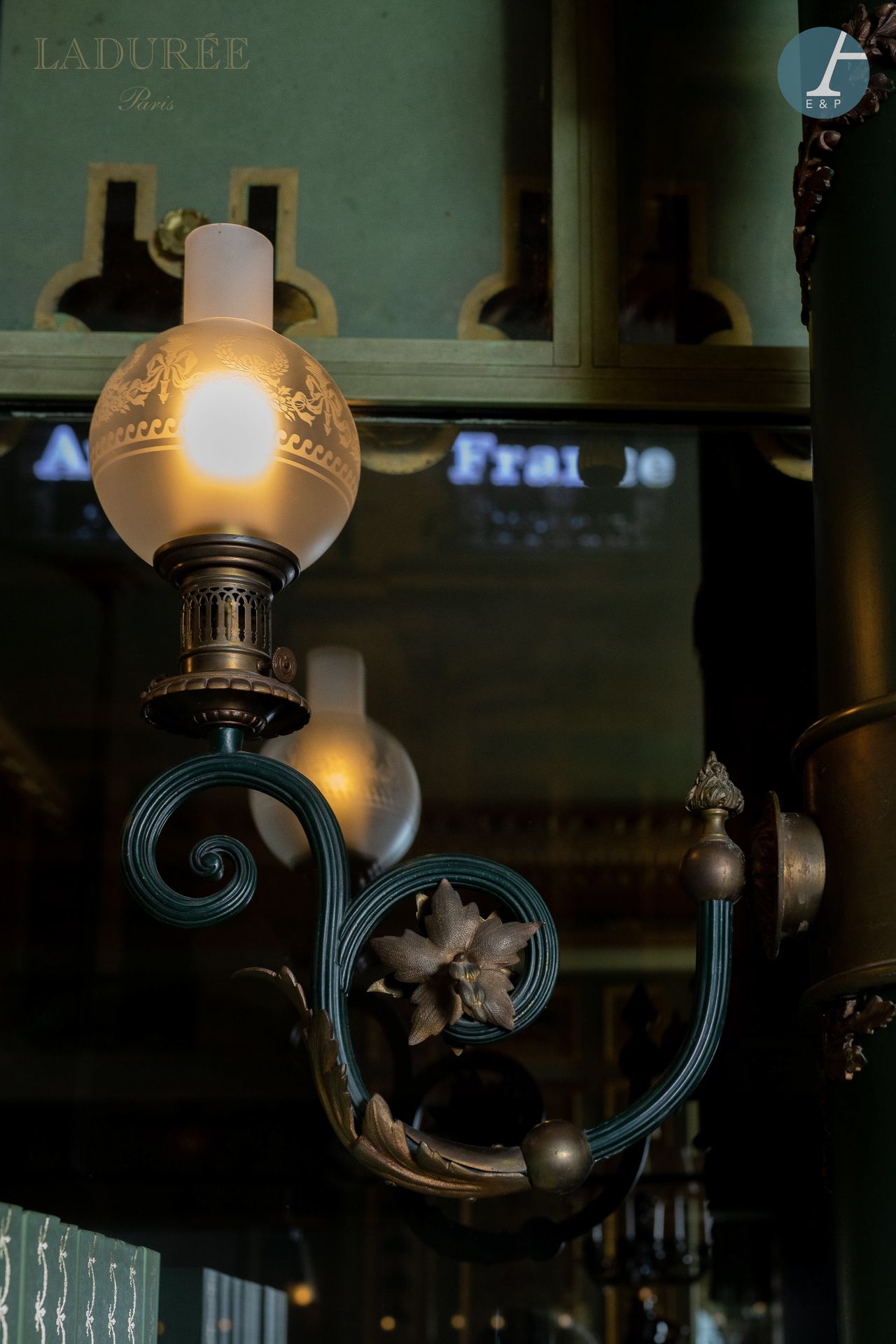 Null 从Ladurée之家 - 入口大厅。 

一套10个青铜和黑漆兰姆灯，有刺桐叶装饰，球状玻璃灯泡盖上刻有酸装饰的柱状楣。

新古典主义风格。

高度：&hellip;